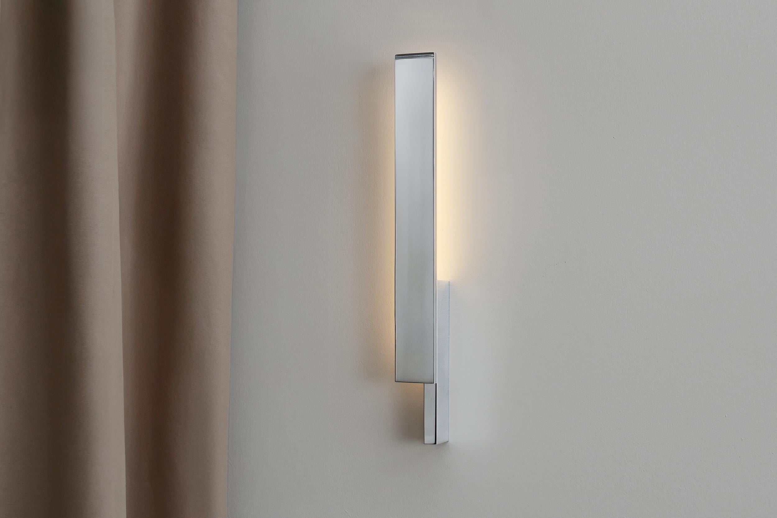 La forma escultórica brutalista del aplique Bloc se inspira en la escultura minimalista clásica de los años 60, reimaginada mediante una interacción de bloques sólidos que se cruzan. Su diseño asimétrico permite combinaciones a izquierda y derecha,