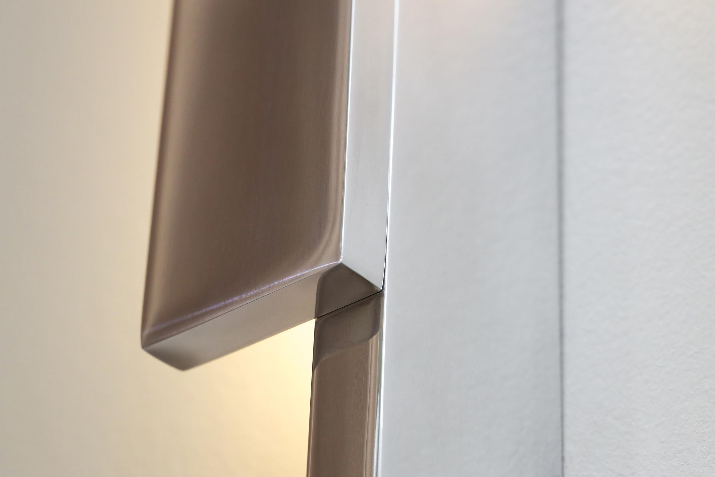 Aplique de pared Bloc , Aplique de luz LED Brutalista, Aluminio pulido espejo Australiano en venta