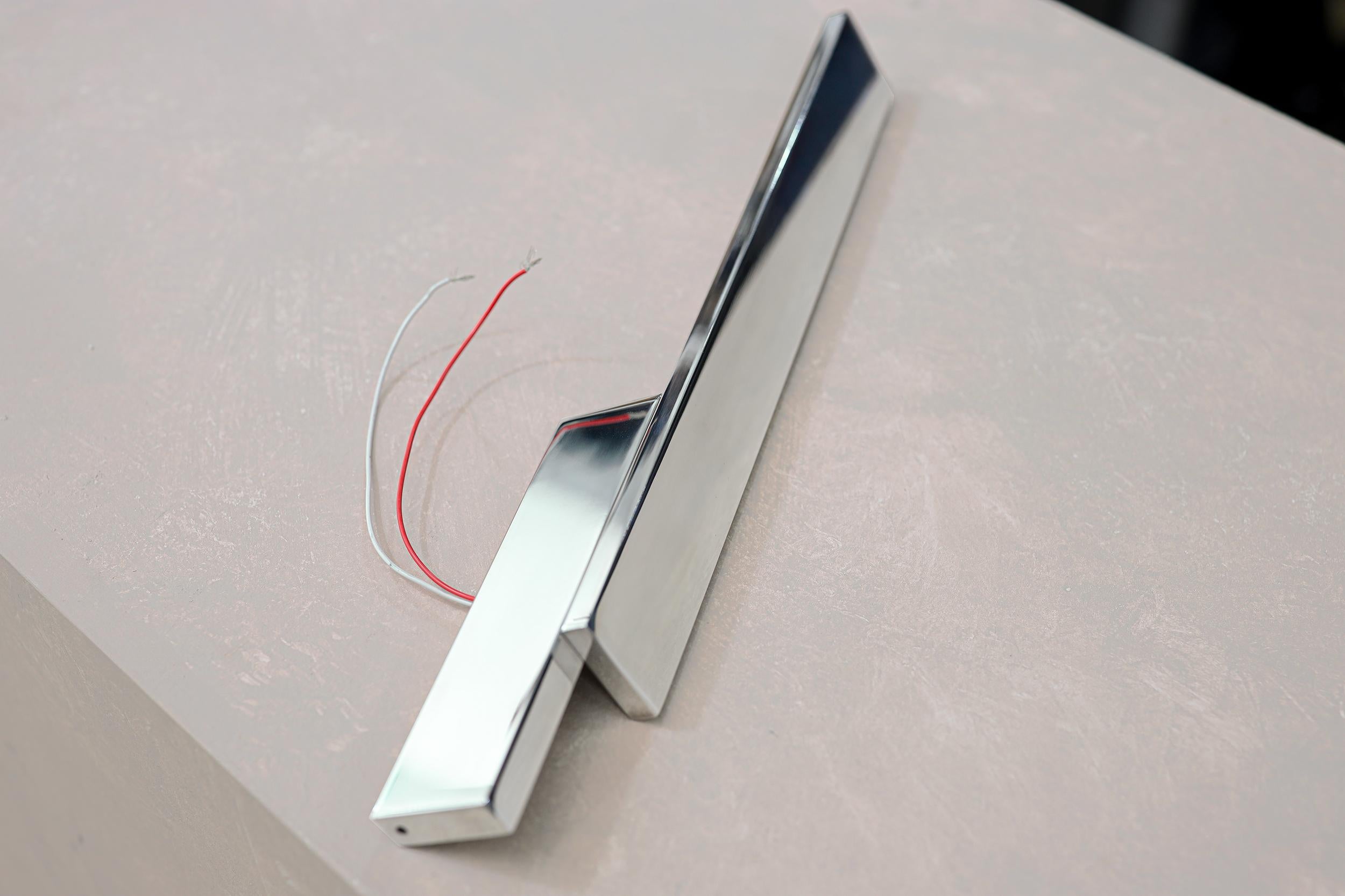 Aplique de pared Bloc , Aplique de luz LED Brutalista, Aluminio pulido espejo Hecho a mano en venta