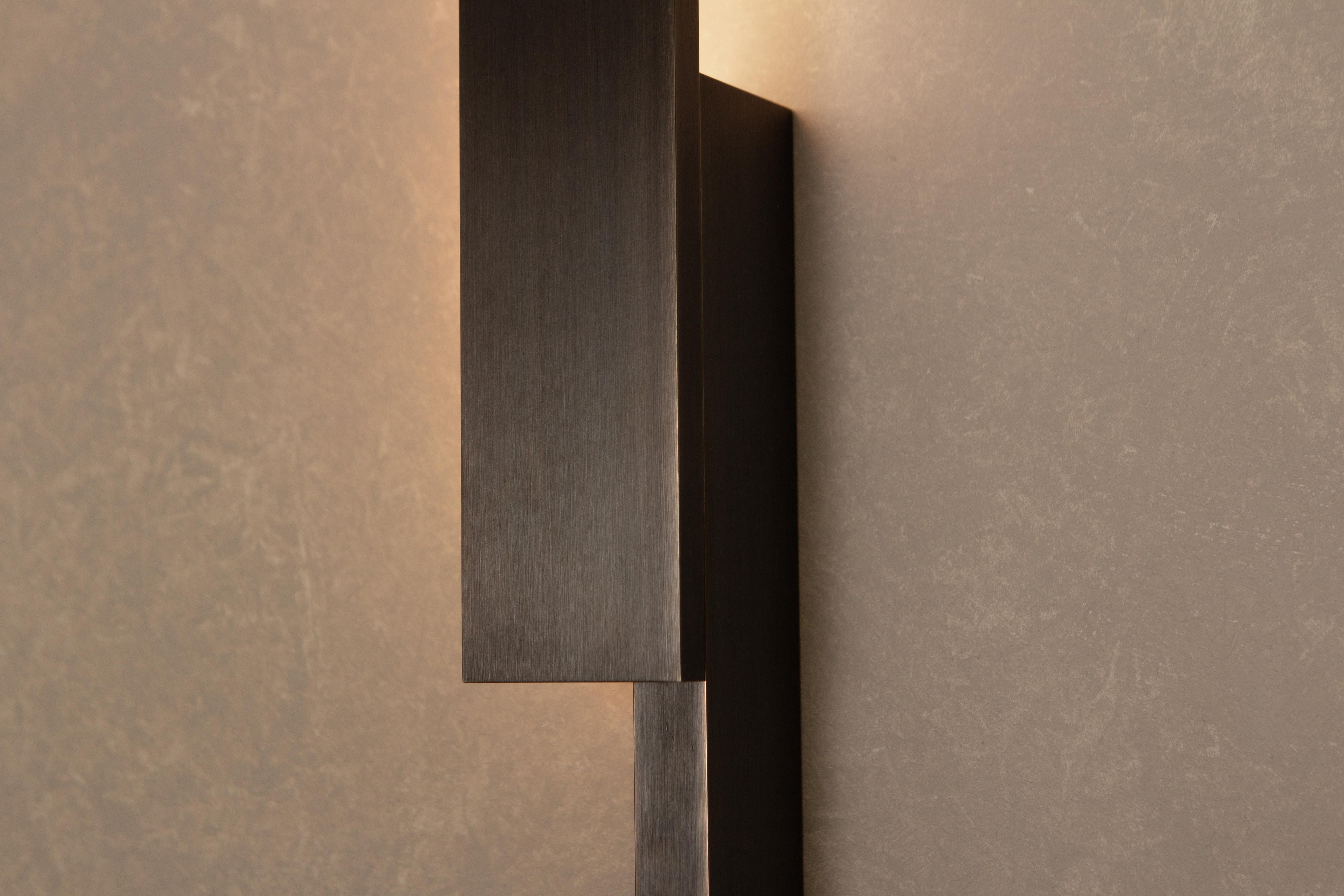 Aplique de pared Bloc , Accesorio de iluminación LED, Latón macizo con pátina ennegrecida Hecho a mano en venta