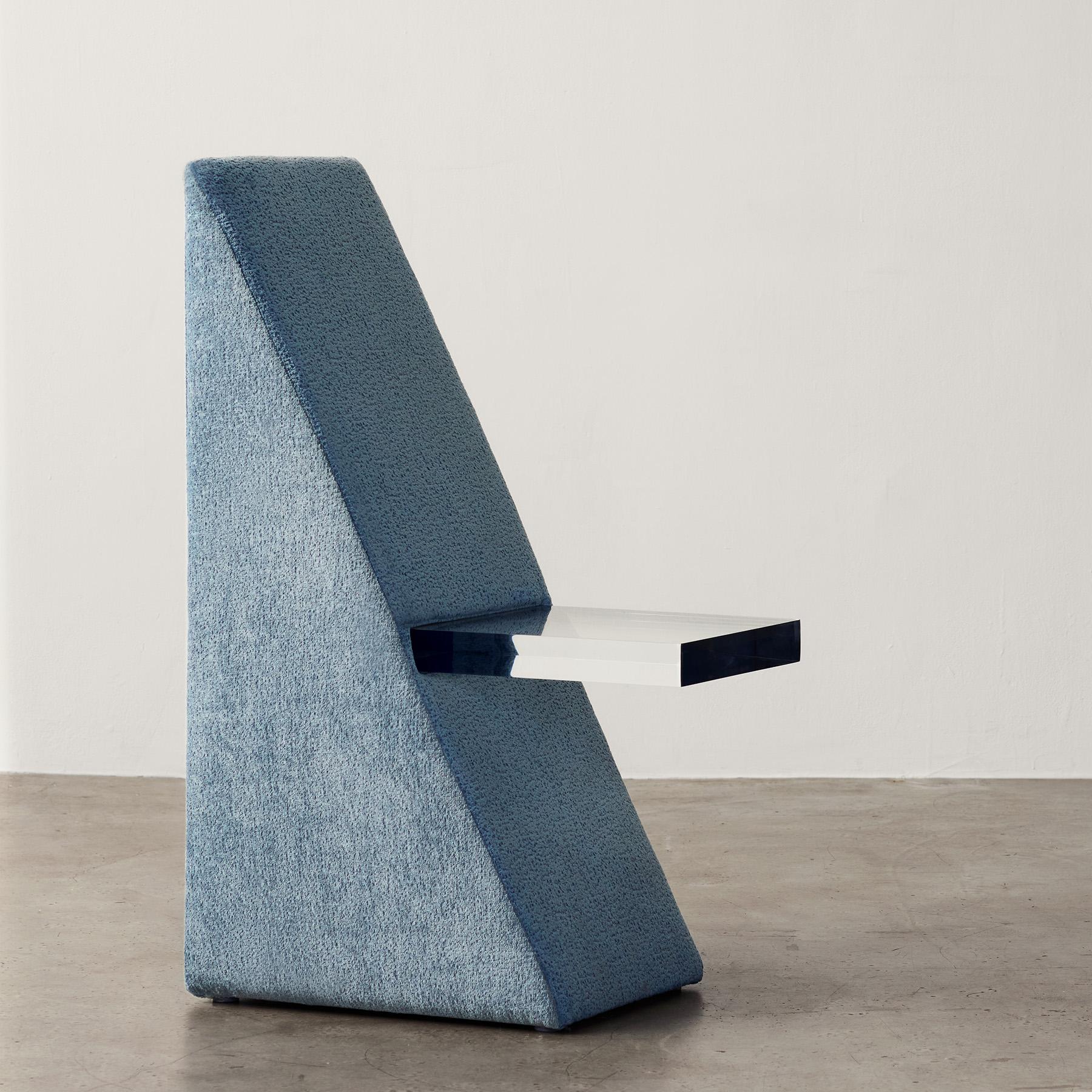 Vu dans : Sight Unseen, Interior Design Magazine, Surface Magazine, Residence Magazine

BLOC Wedge Chair fait partie d'une collection de cinq pièces de mobilier sculptural rembourré et en matériaux mixtes. La Collection S'inspire de formes