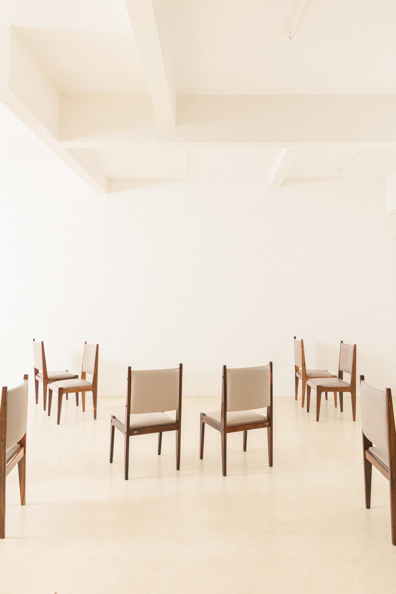 Ein besonderes Merkmal der brasilianischen Möbelherstellung in der Mitte des Jahrhunderts war die Praxis, Häuser und Geschäftsgebäude im Austausch für einen speziellen Auftrag einzurichten. Dieser Stuhl wurde 1964 von Sergio Rodrigues (1927-2014)