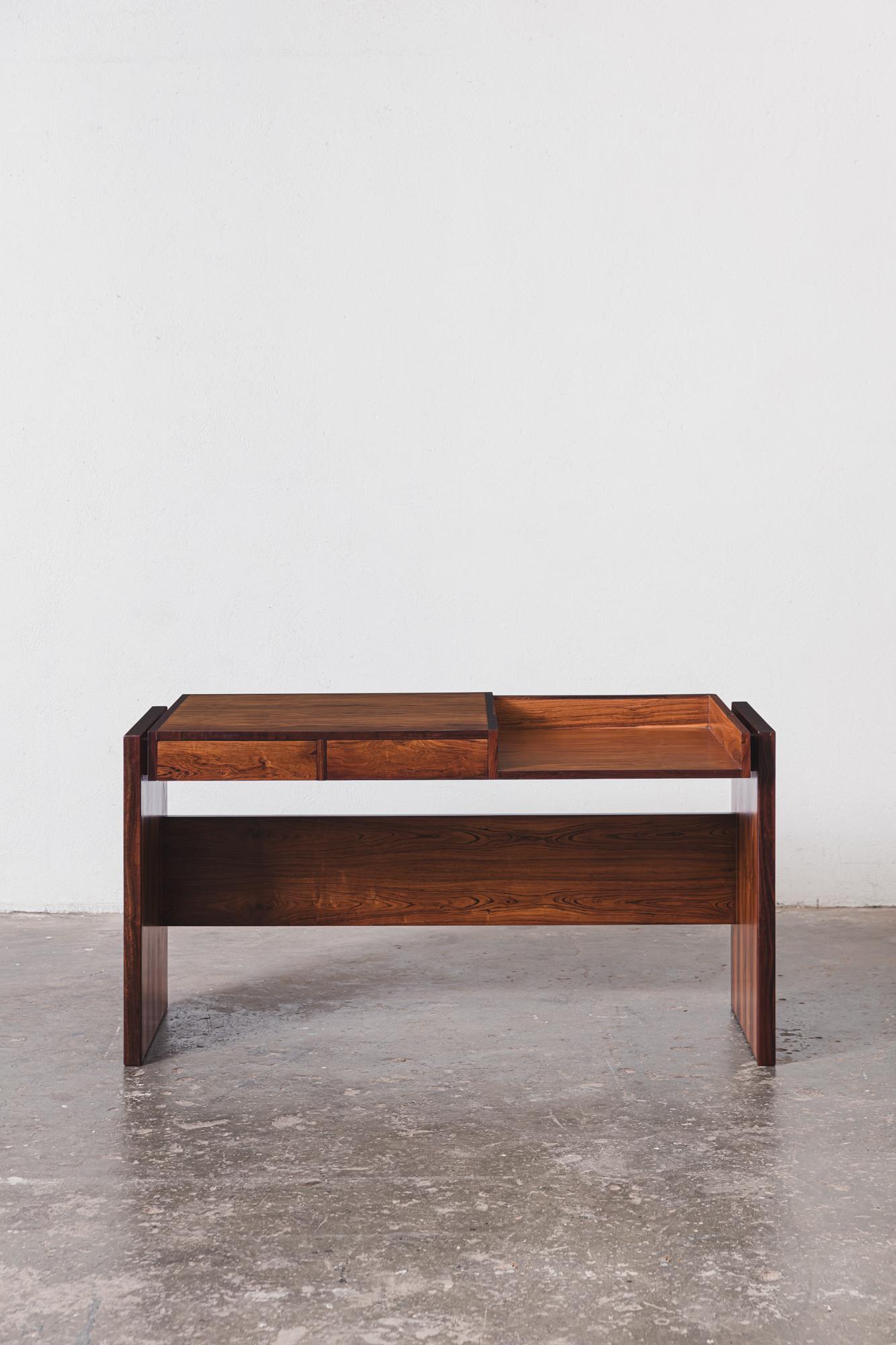 Bloch-Schreibtisch von Joaquim Tenreiro (Moderne der Mitte des Jahrhunderts) im Angebot