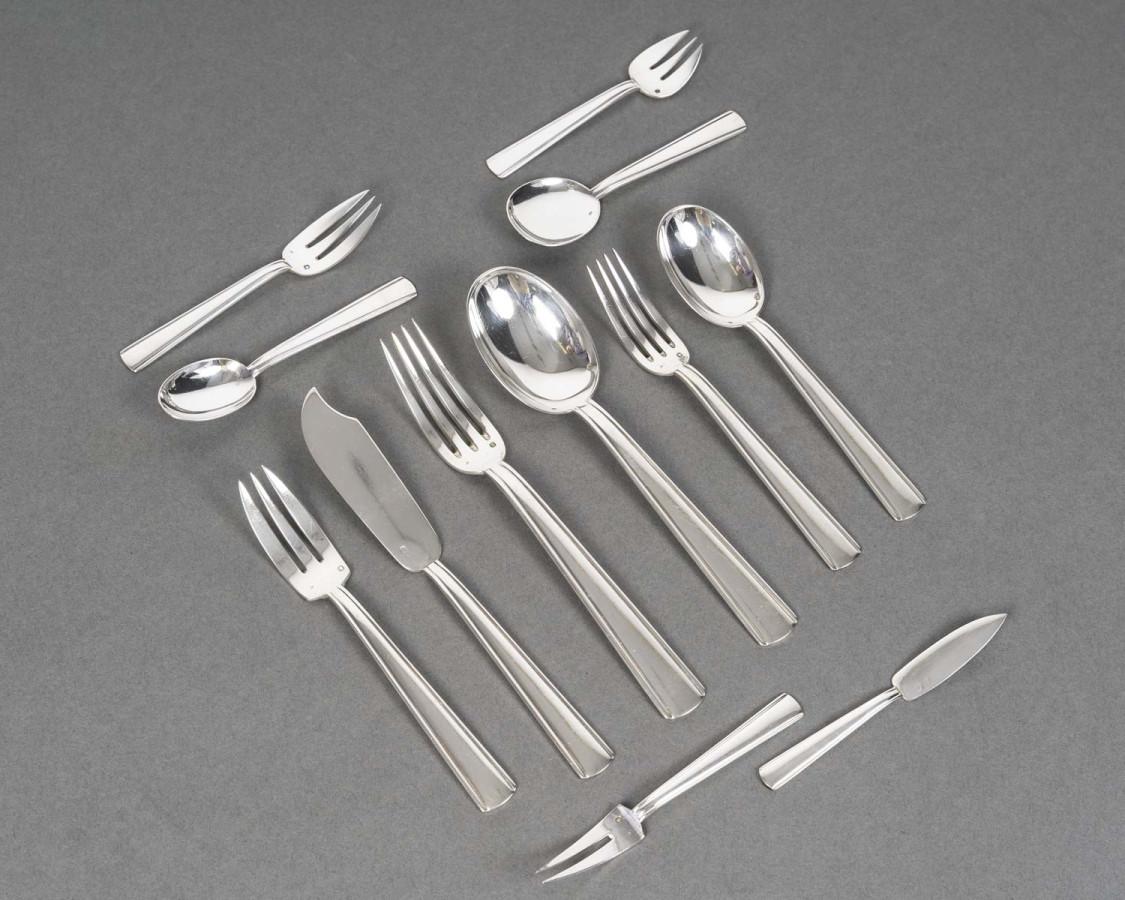 BLOCH ESCHWEGE - STERLING SILVER CUTLERY SET - 266 Pieces, 1930s Period



 

Material: 1st Grade 950/°°° Silver
Hallmark: Minerva


TOTAL WEIGHT: APPROXIMATELY 13.19 kg


Gross weight of knives: 2.30 kg


Perfect condition, scratches from use.