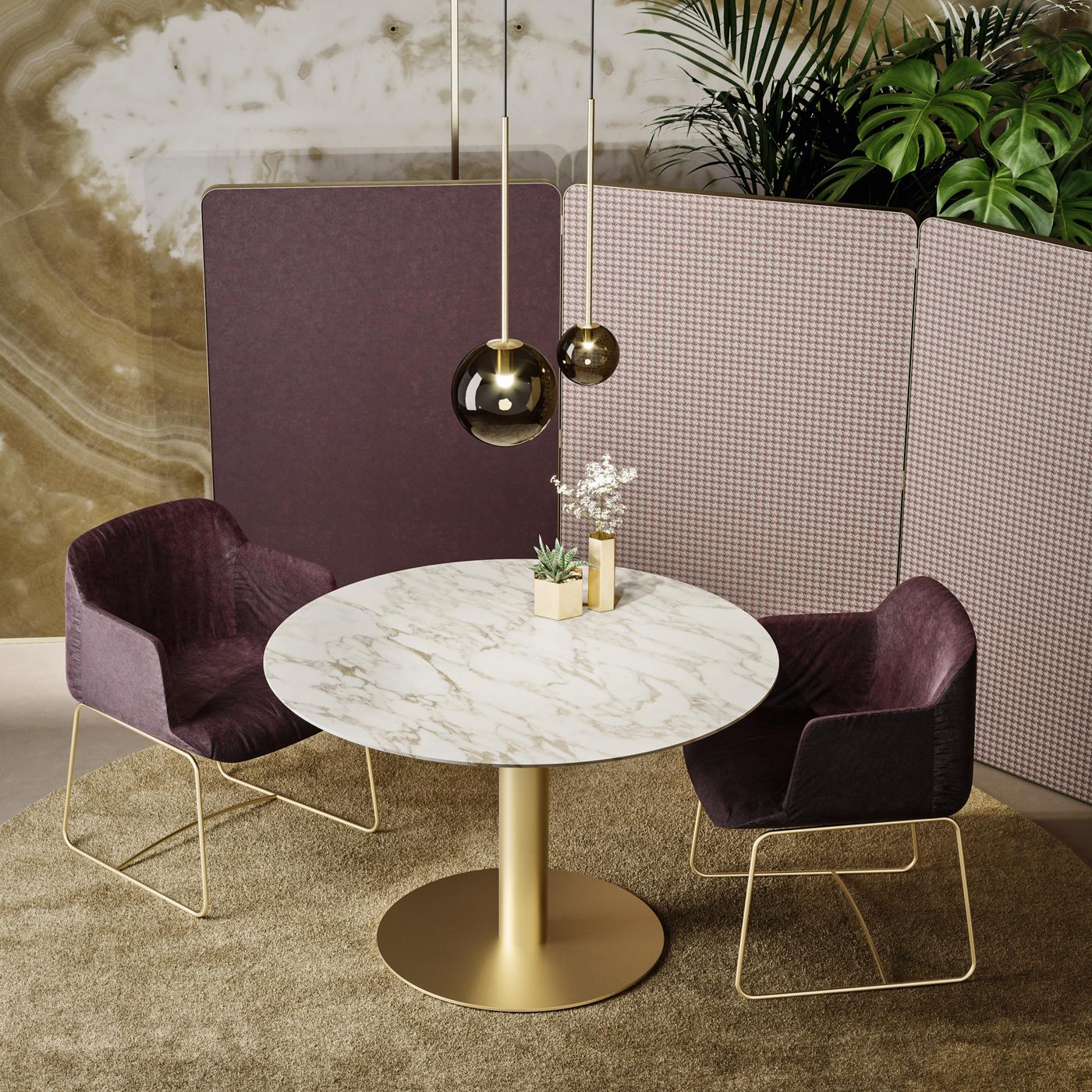 A refined and sophisticated piece of functional decor, the combination of materials and hues characterizing this table exudes a romantic and elegant allure. Composed of a circular top (Ø 100 cm) made of white Calacatta marble showcasing natural