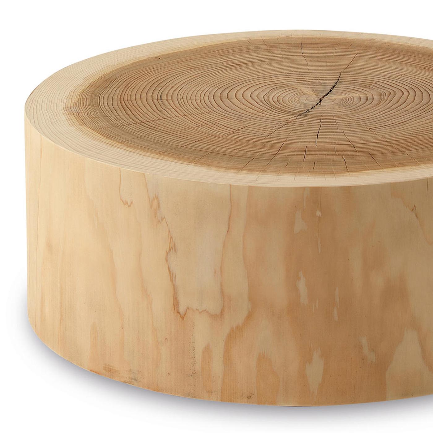 Table basse bloc cèdre entièrement réalisée à la main
en bois de cèdre massif. Traités avec des extraits naturels de pin.
Le bois de cèdre massif comprend le mouvement, 
les fissures et les changements dans les conditions du bois, 
C'est la