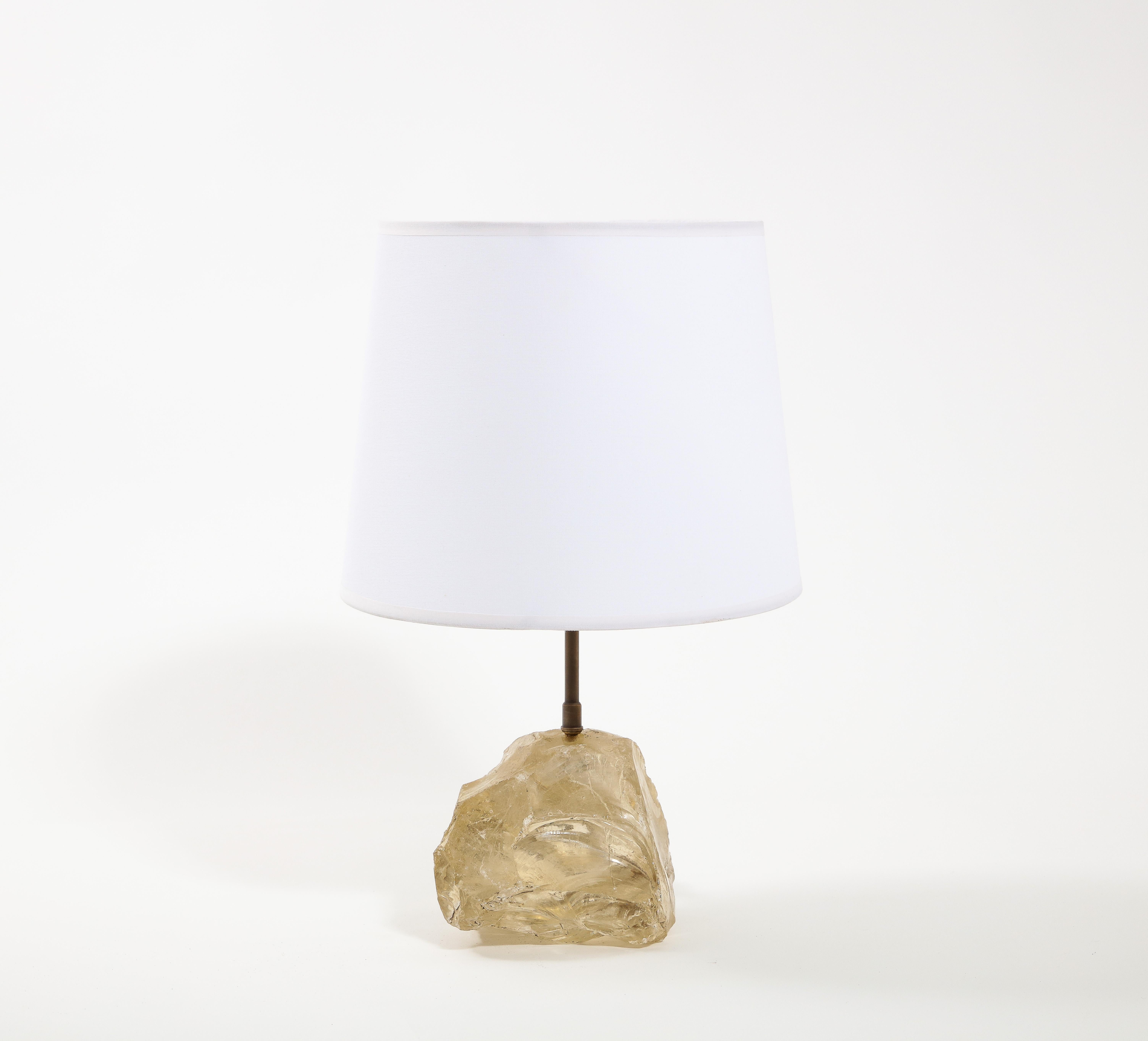 Lampe aus gemeißeltem Bernstein-Blockkristall nach Jean Michel Frank. Die Größe bezieht sich nur auf die Basis. Kein Schirm enthalten.