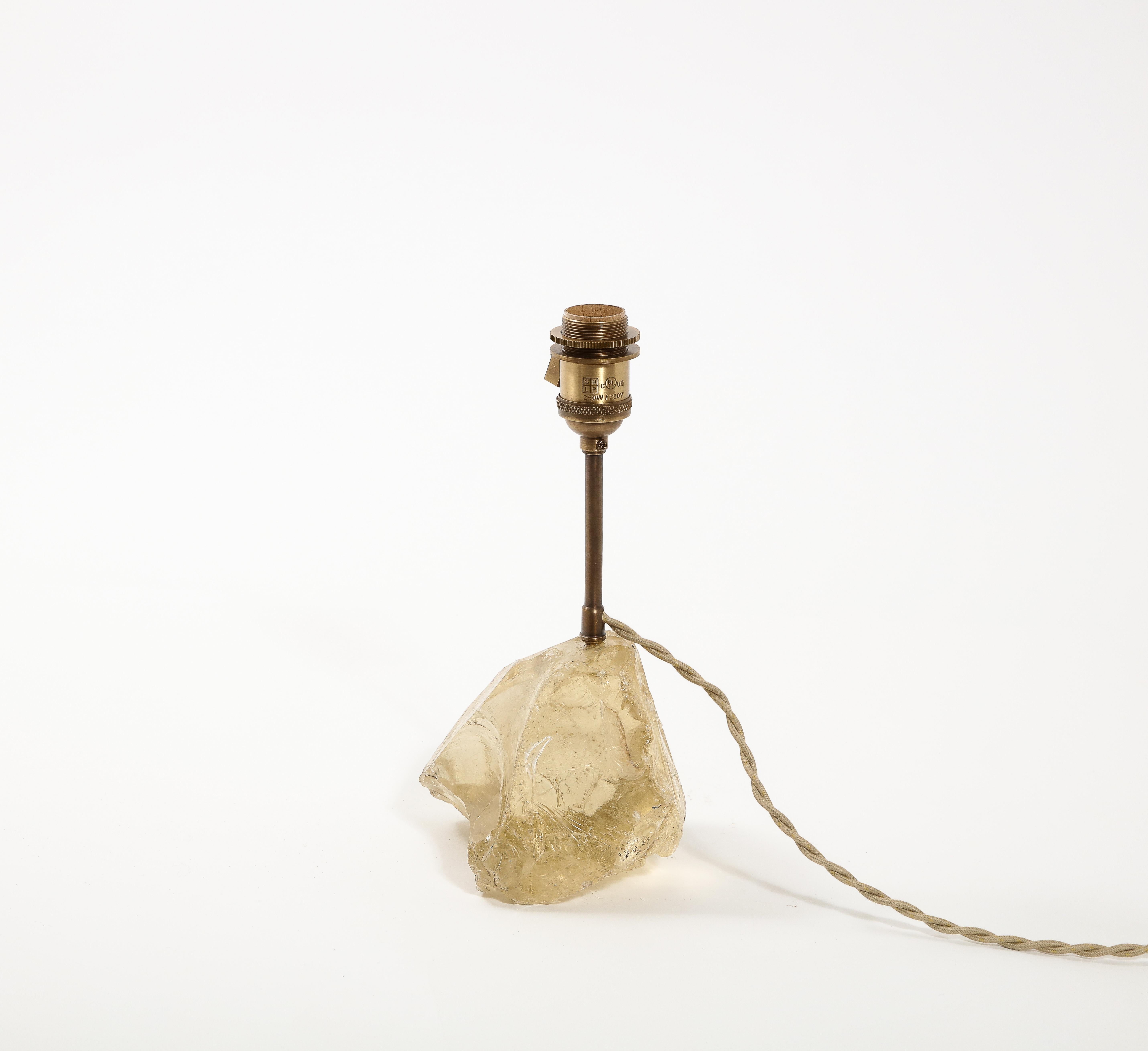 Laiton Lampe de table Block Crystal à la manière de JMF, France 1950's en vente