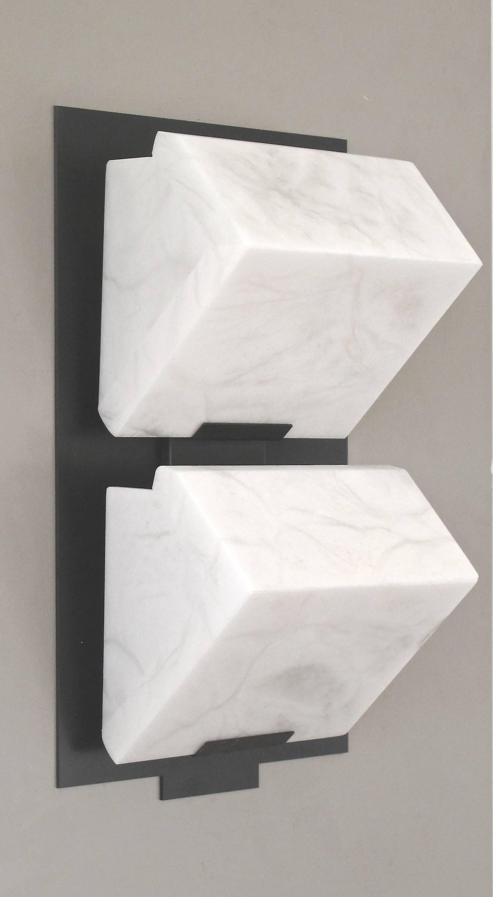 Français Applique Block Double Metal modèle #145 en albâtre à la manière de Pierre Chareau en vente