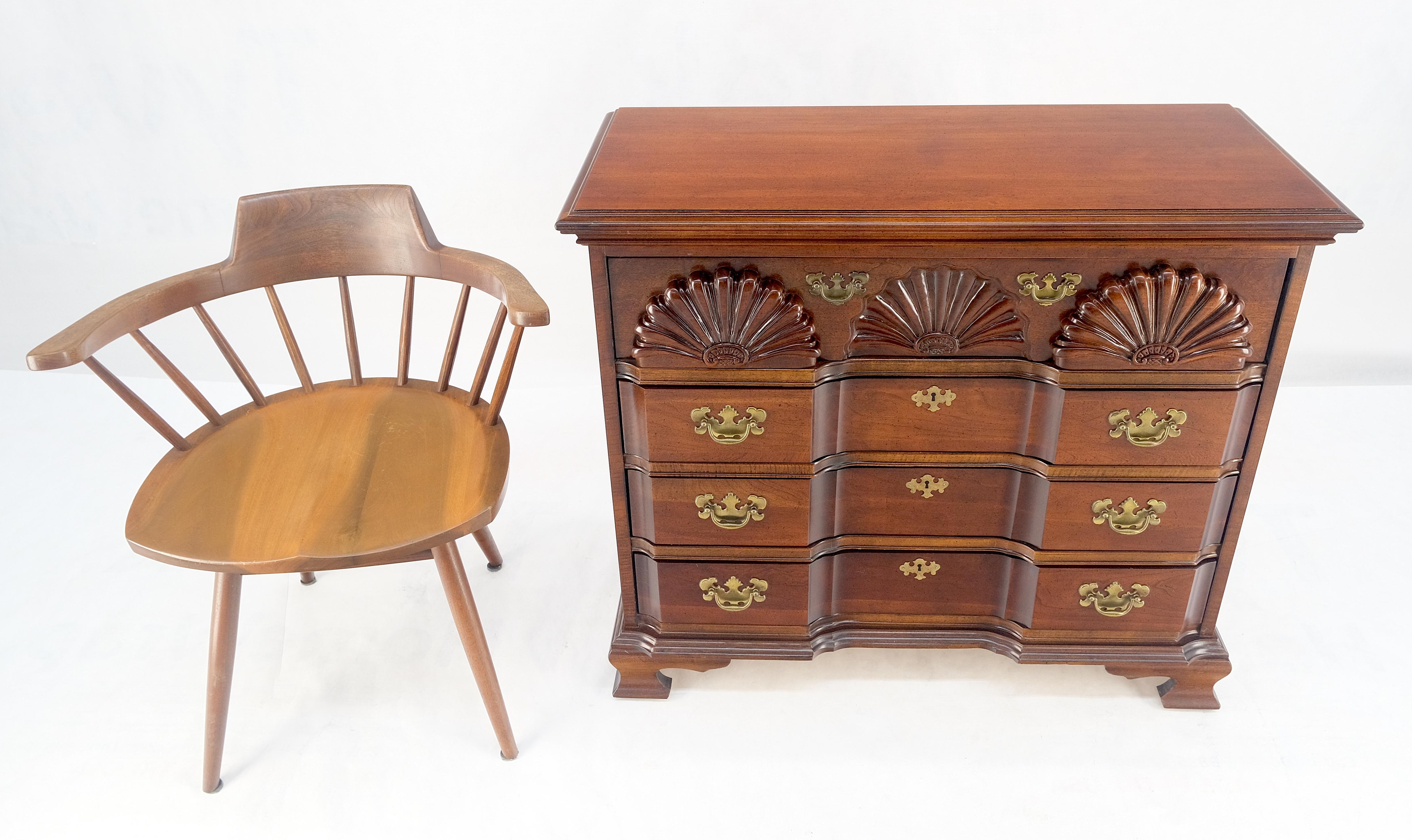 Façade en bloc Carved Decorated Scallops Bracket Feet Bachelor Chest Dresser MINT en vente 2