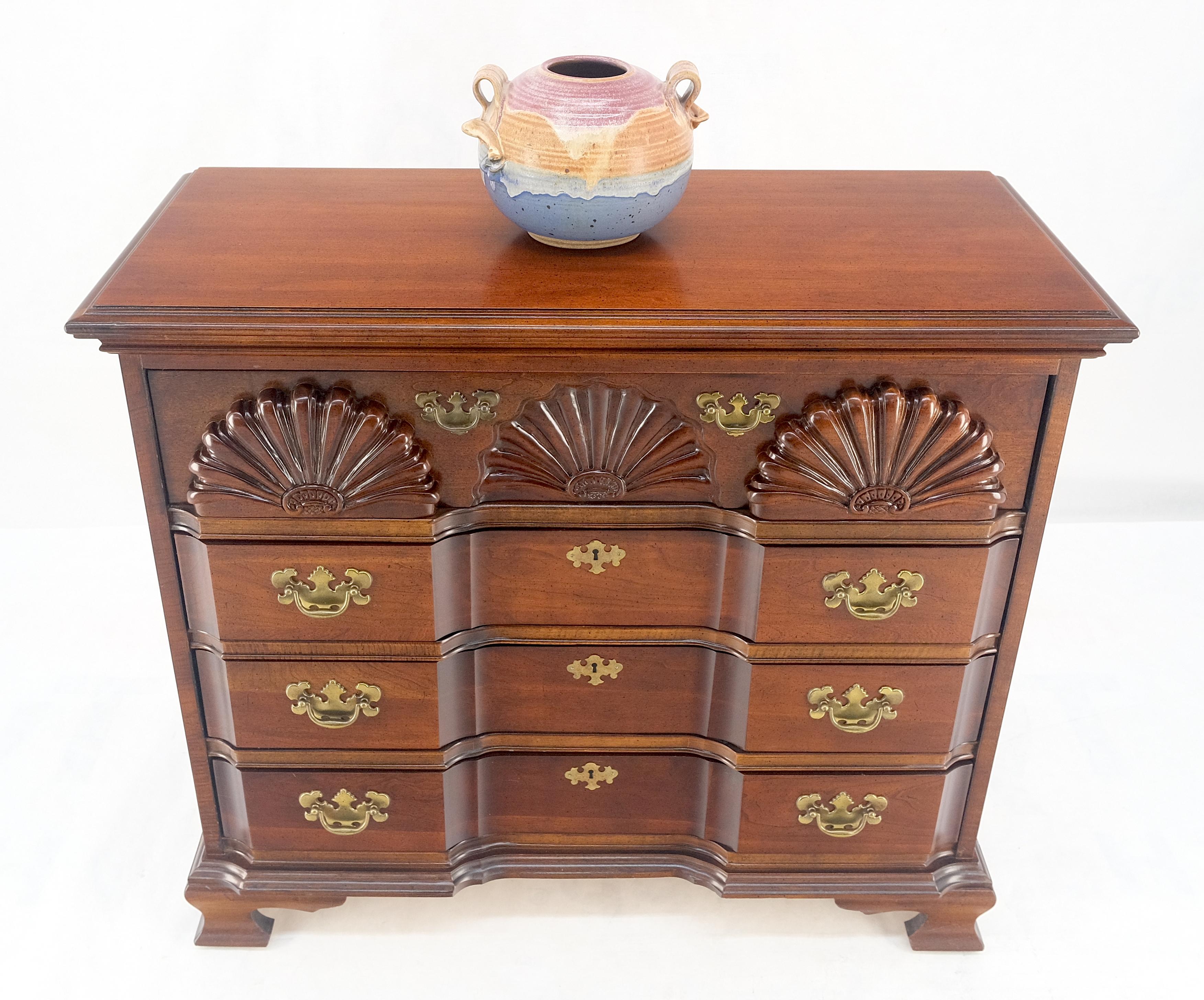 Façade en bloc Carved Decorated Scallops Bracket Feet Bachelor Chest Dresser MINT en vente 4