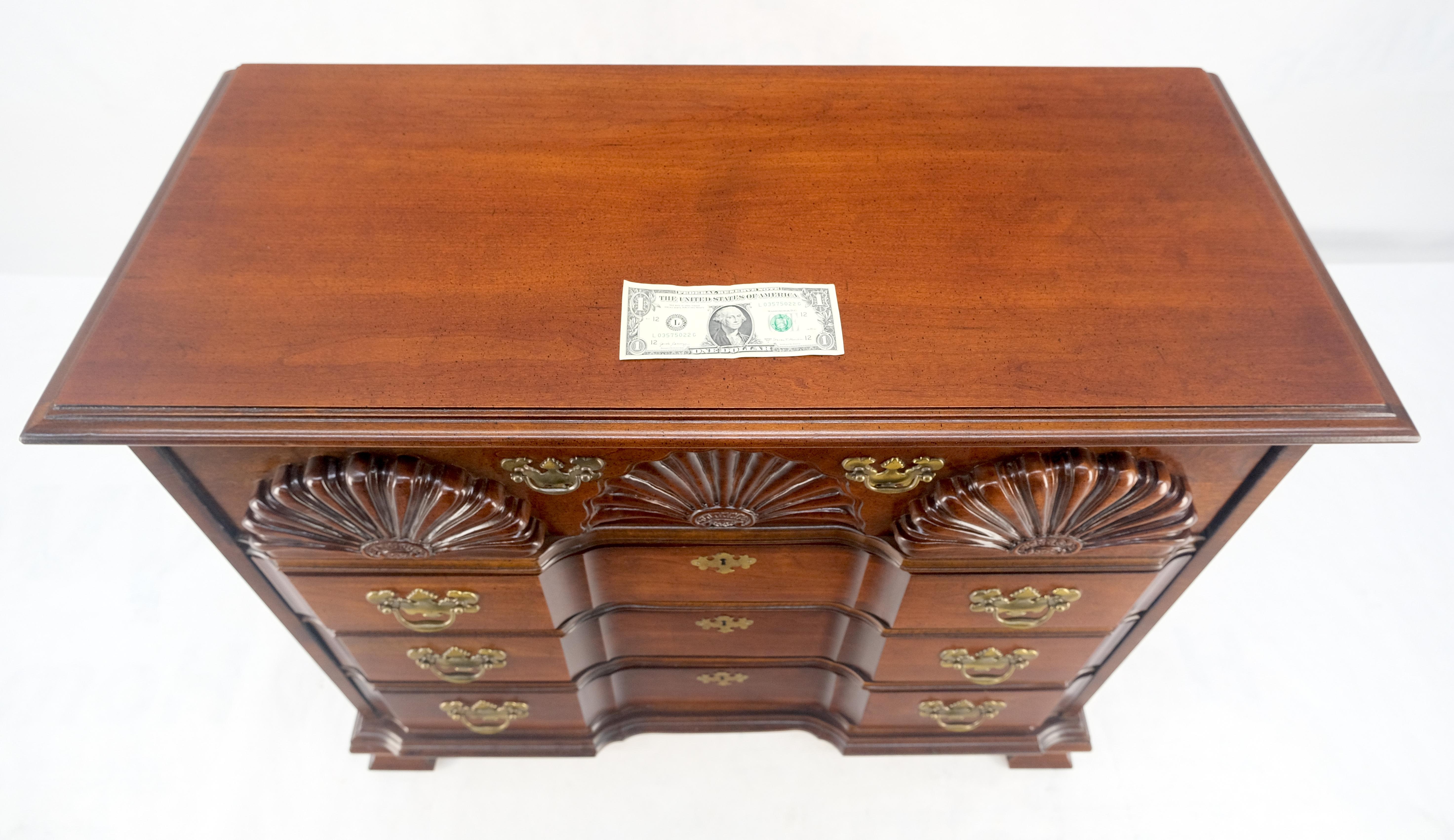 Façade en bloc Carved Decorated Scallops Bracket Feet Bachelor Chest Dresser MINT en vente 5