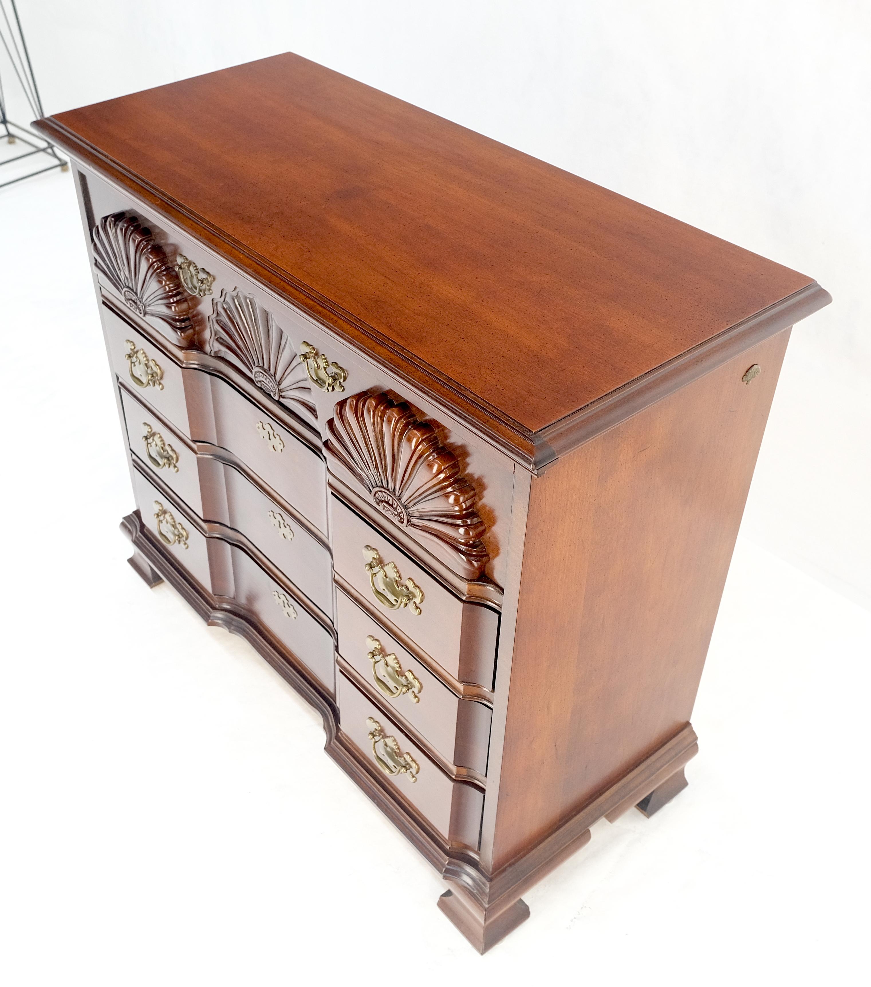 Façade en bloc Carved Decorated Scallops Bracket Feet Bachelor Chest Dresser MINT en vente 7