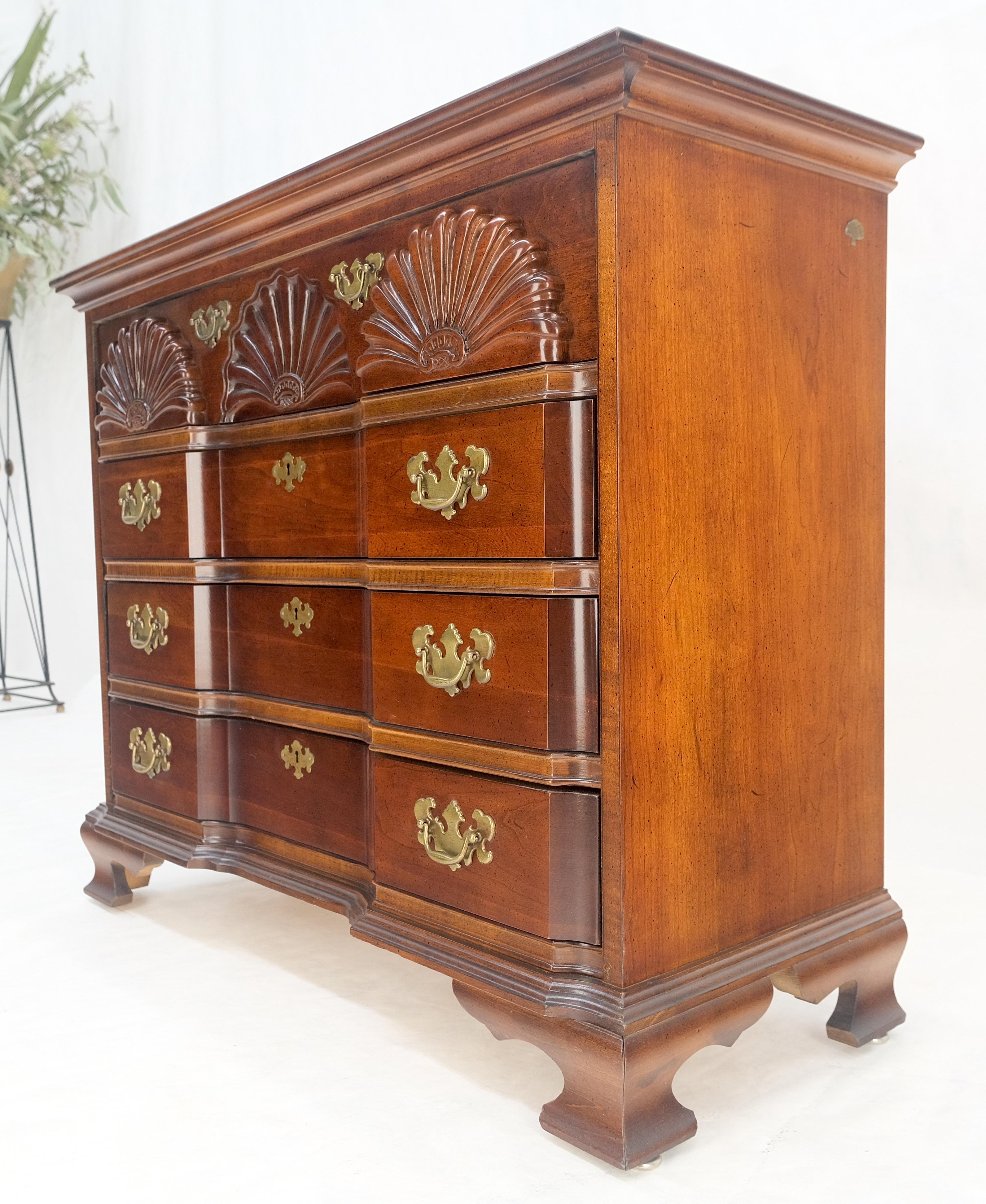 Façade en bloc Carved Decorated Scallops Bracket Feet Bachelor Chest Dresser MINT en vente 8