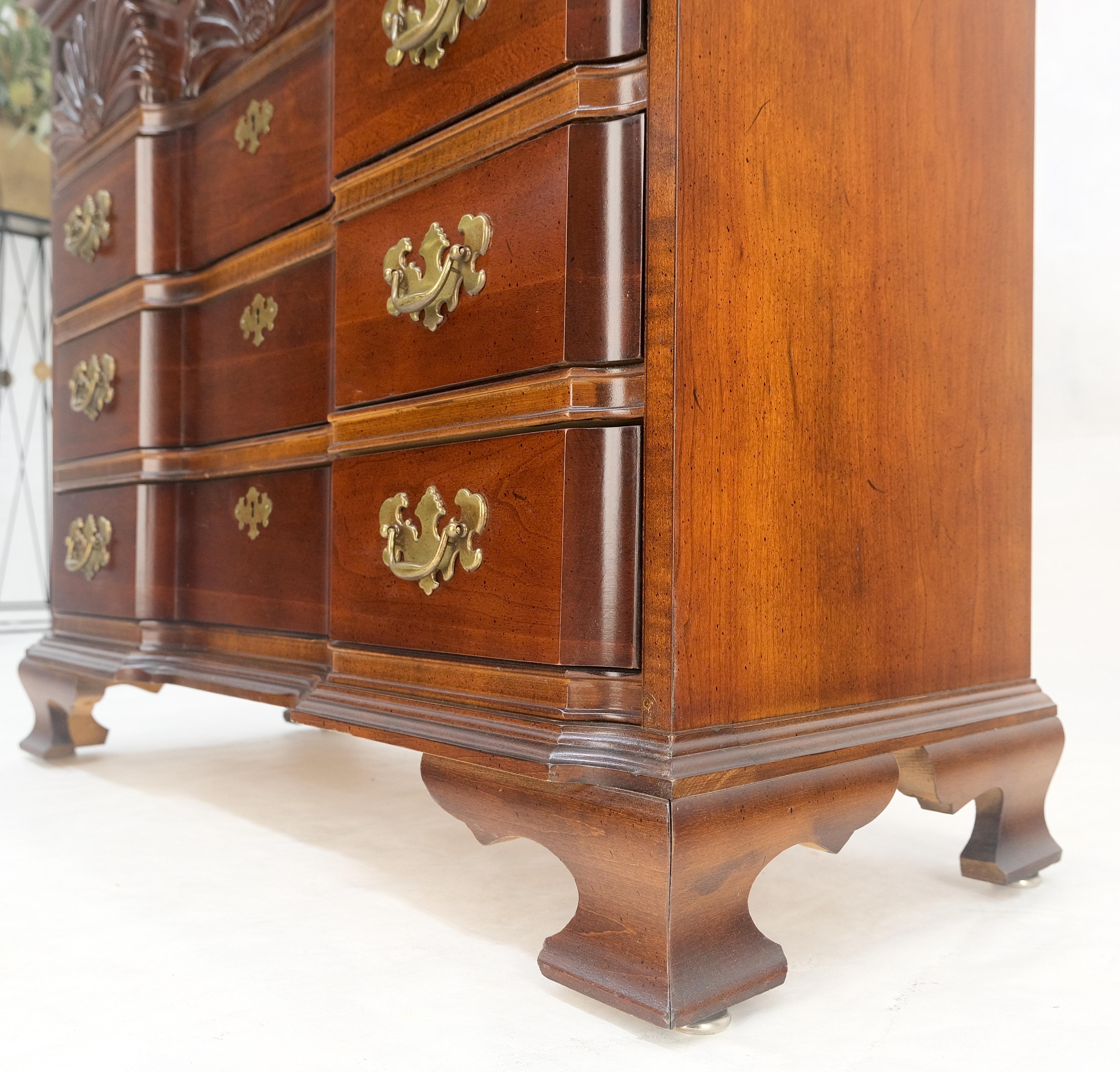 Façade en bloc Carved Decorated Scallops Bracket Feet Bachelor Chest Dresser MINT en vente 9