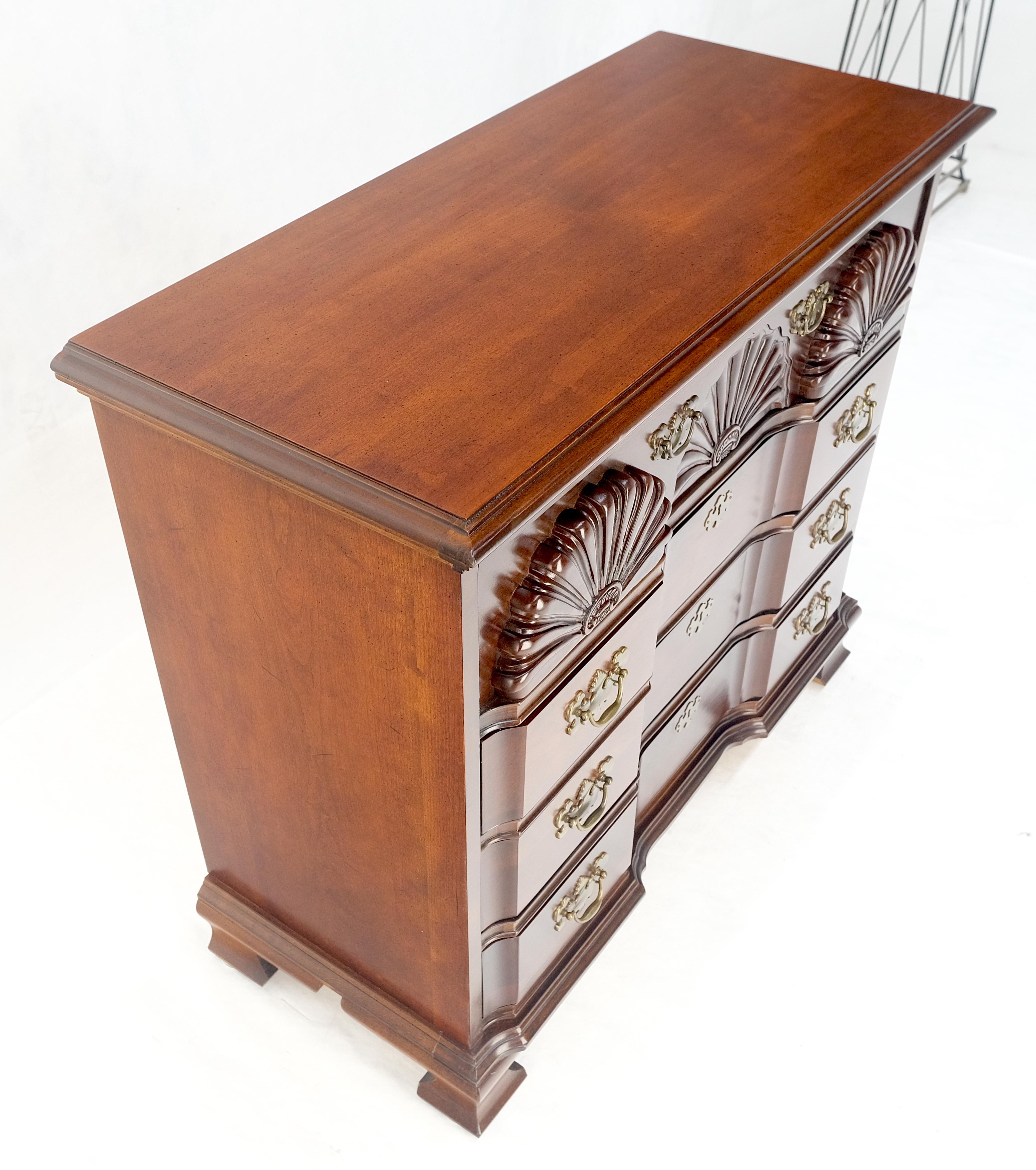Façade en bloc Carved Decorated Scallops Bracket Feet Bachelor Chest Dresser MINT en vente 10