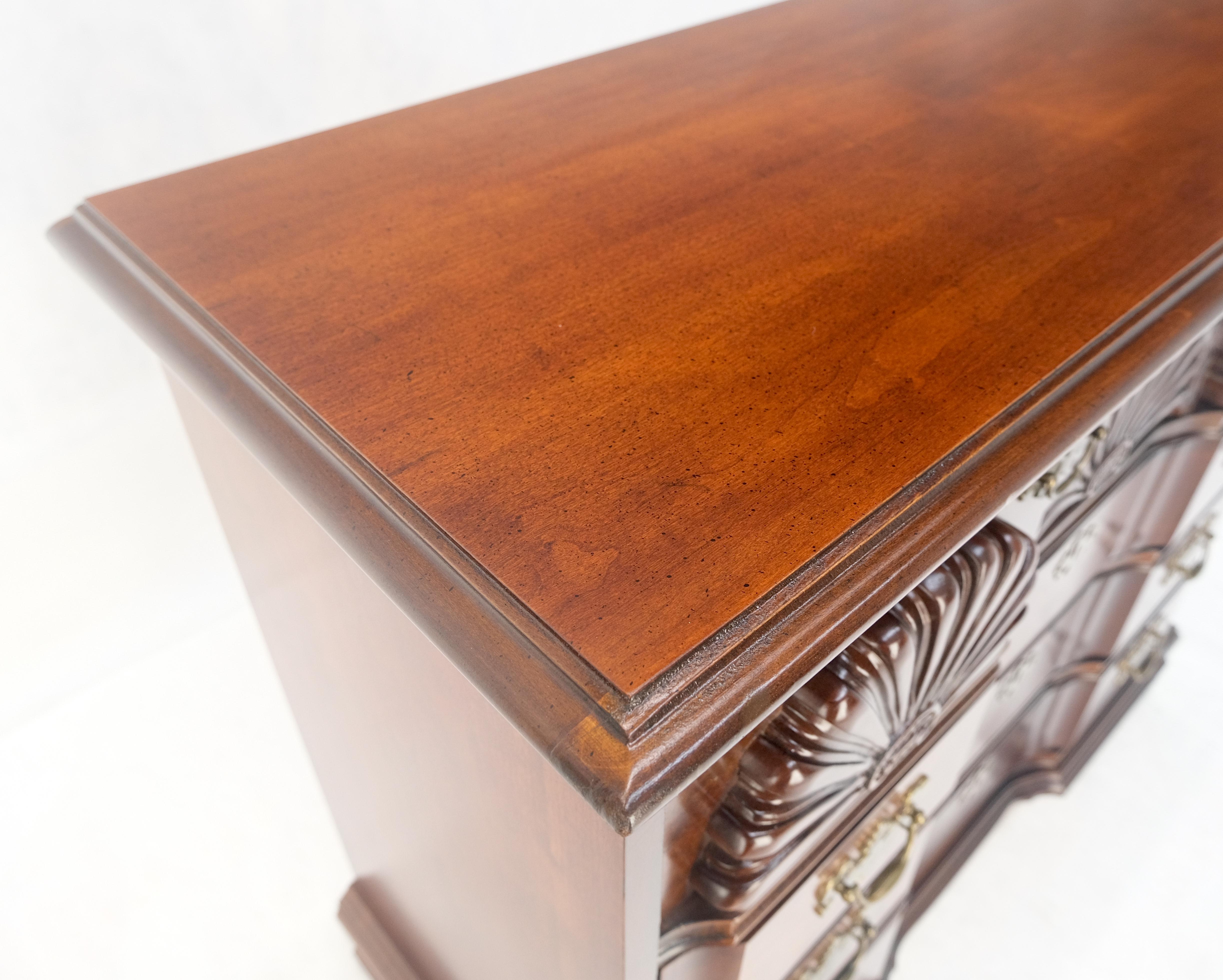 Façade en bloc Carved Decorated Scallops Bracket Feet Bachelor Chest Dresser MINT en vente 11