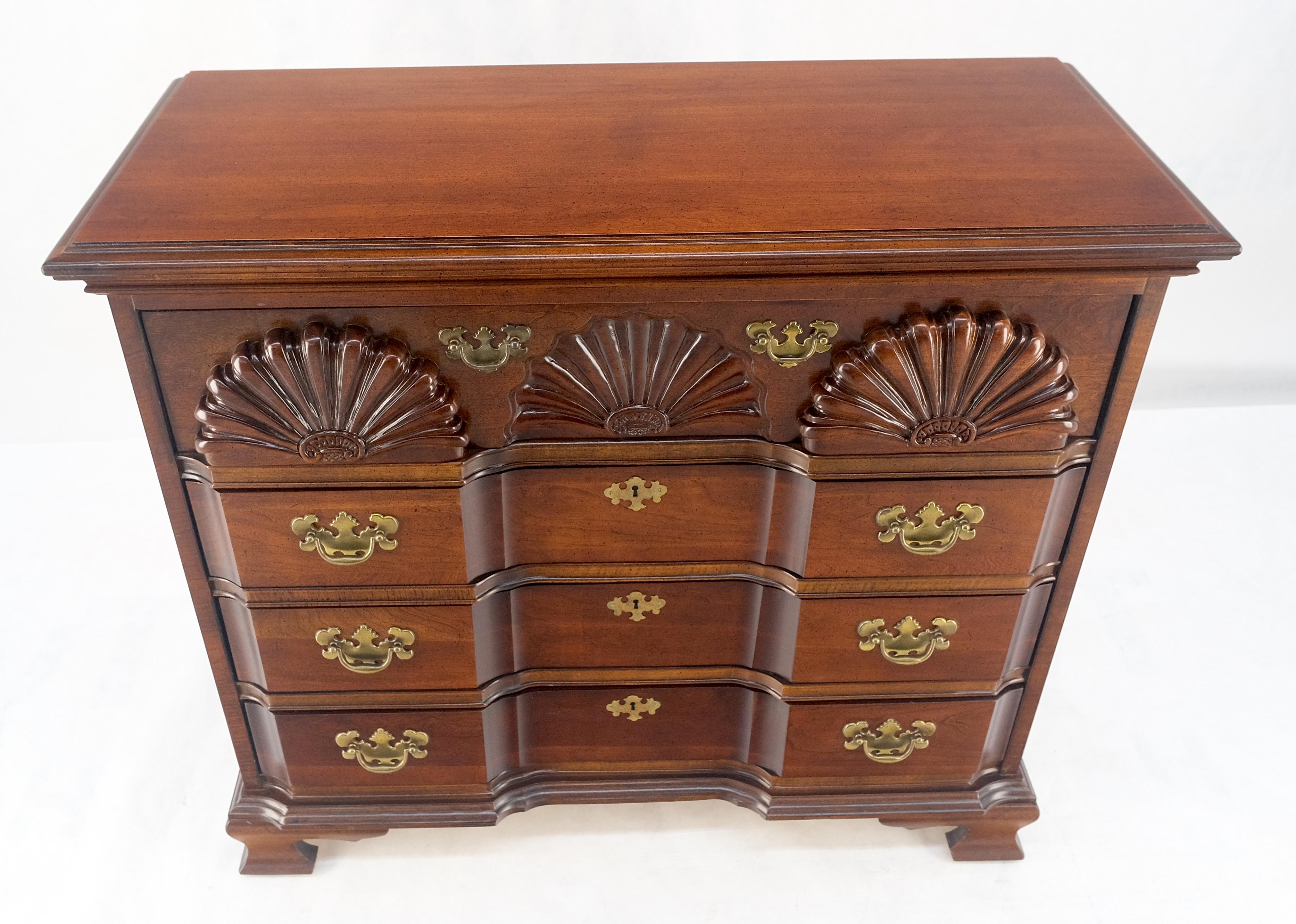 Fédéral Façade en bloc Carved Decorated Scallops Bracket Feet Bachelor Chest Dresser MINT en vente