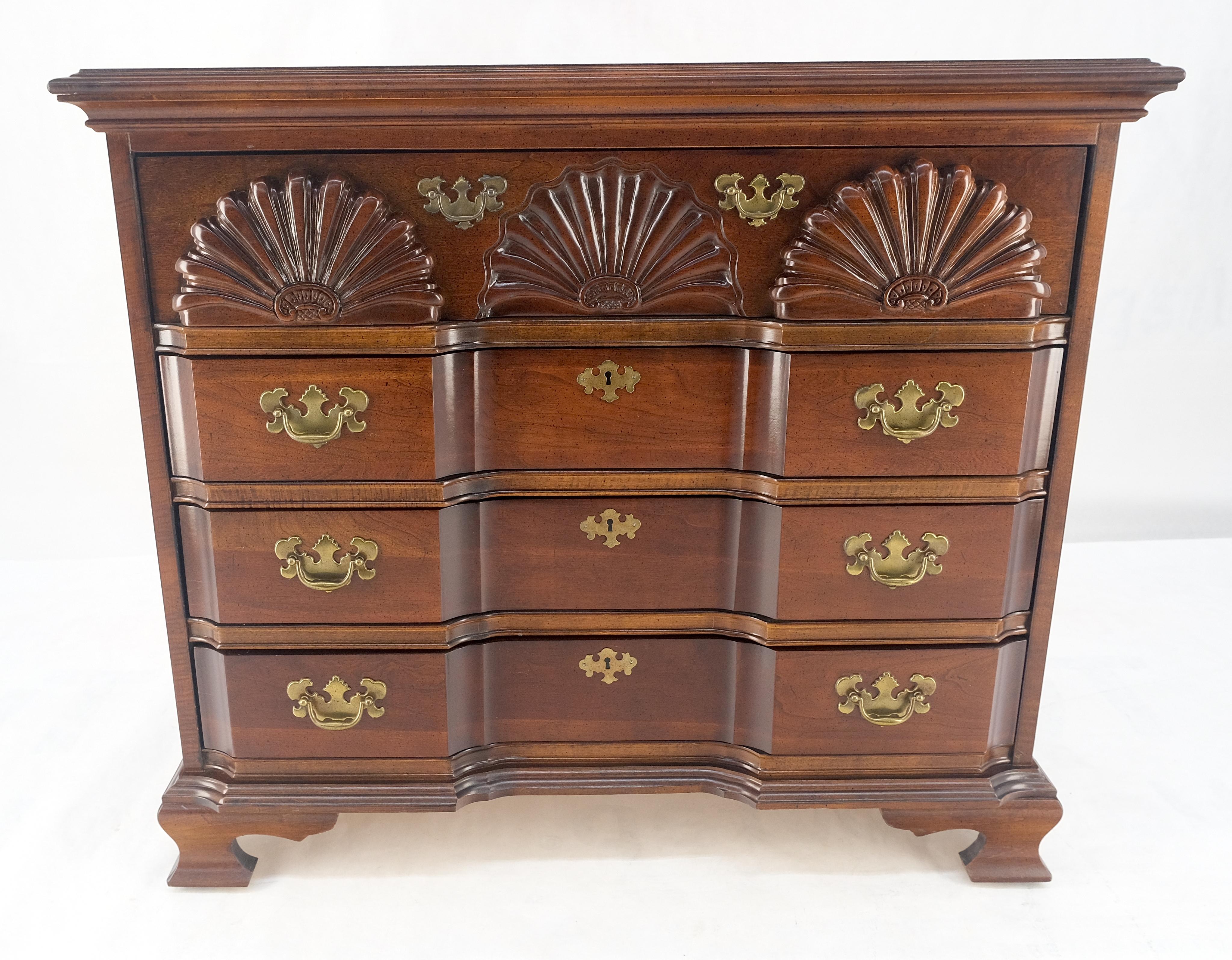 Américain Façade en bloc Carved Decorated Scallops Bracket Feet Bachelor Chest Dresser MINT en vente