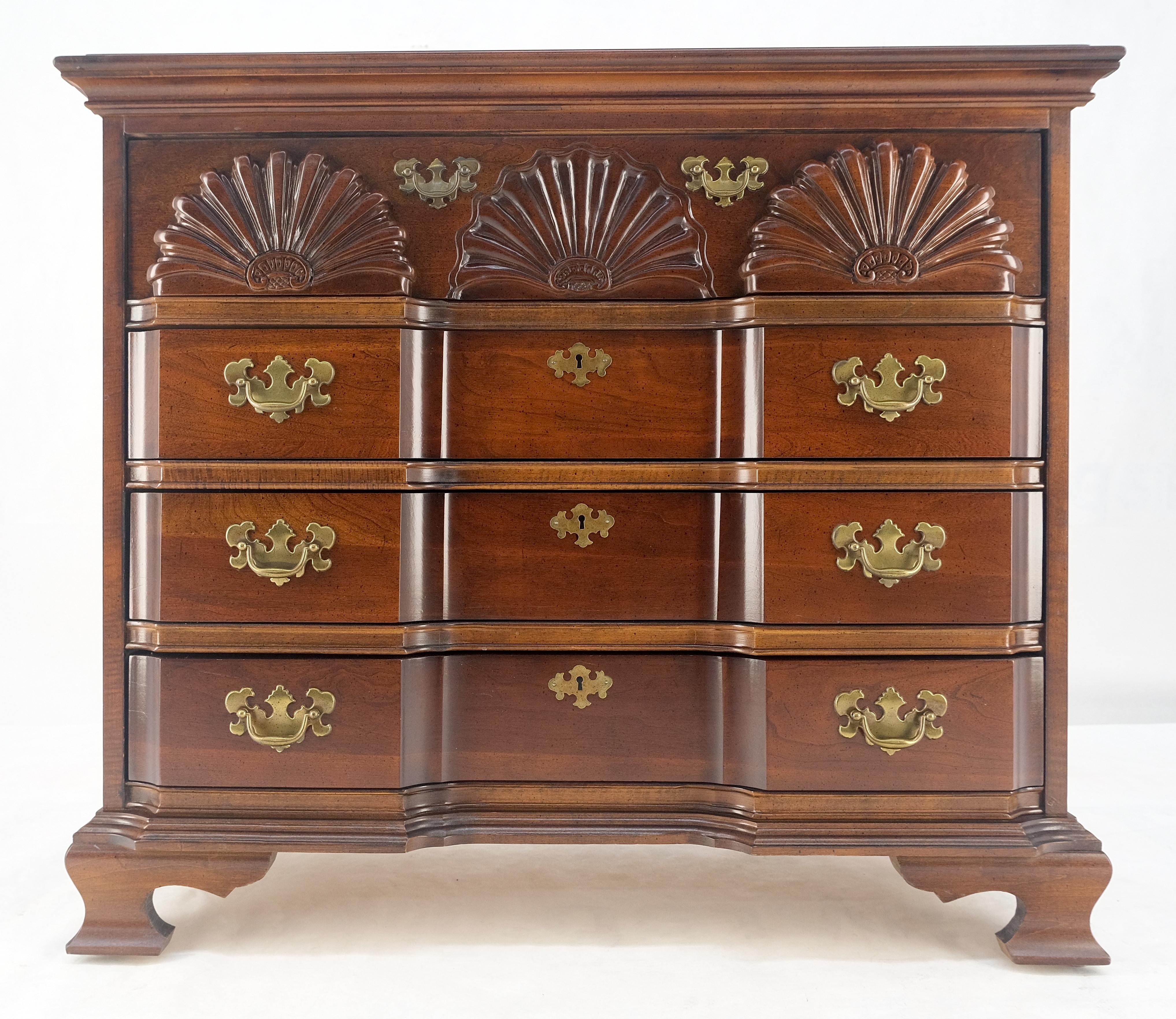 Laqué Façade en bloc Carved Decorated Scallops Bracket Feet Bachelor Chest Dresser MINT en vente
