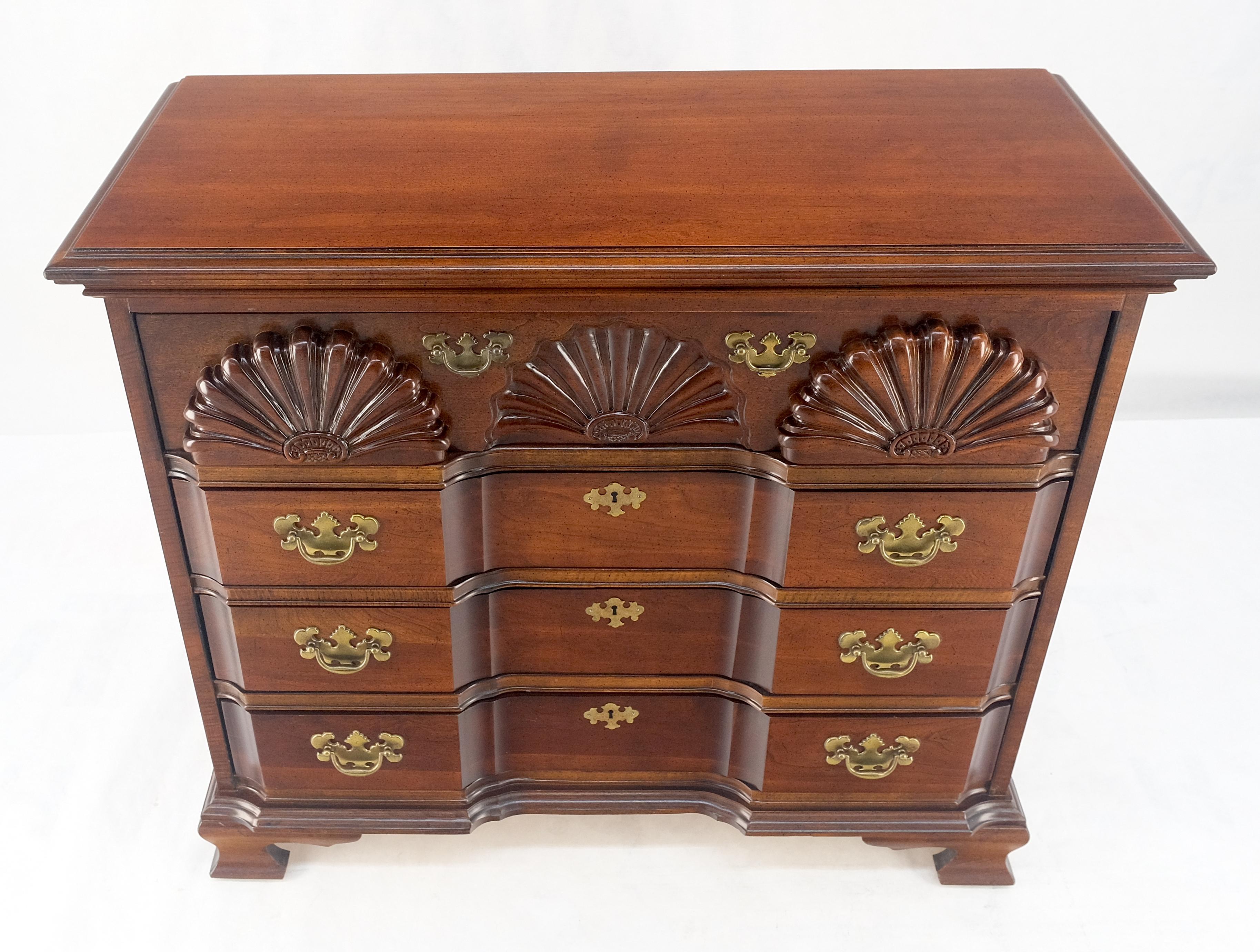 Façade en bloc Carved Decorated Scallops Bracket Feet Bachelor Chest Dresser MINT Bon état - En vente à Rockaway, NJ