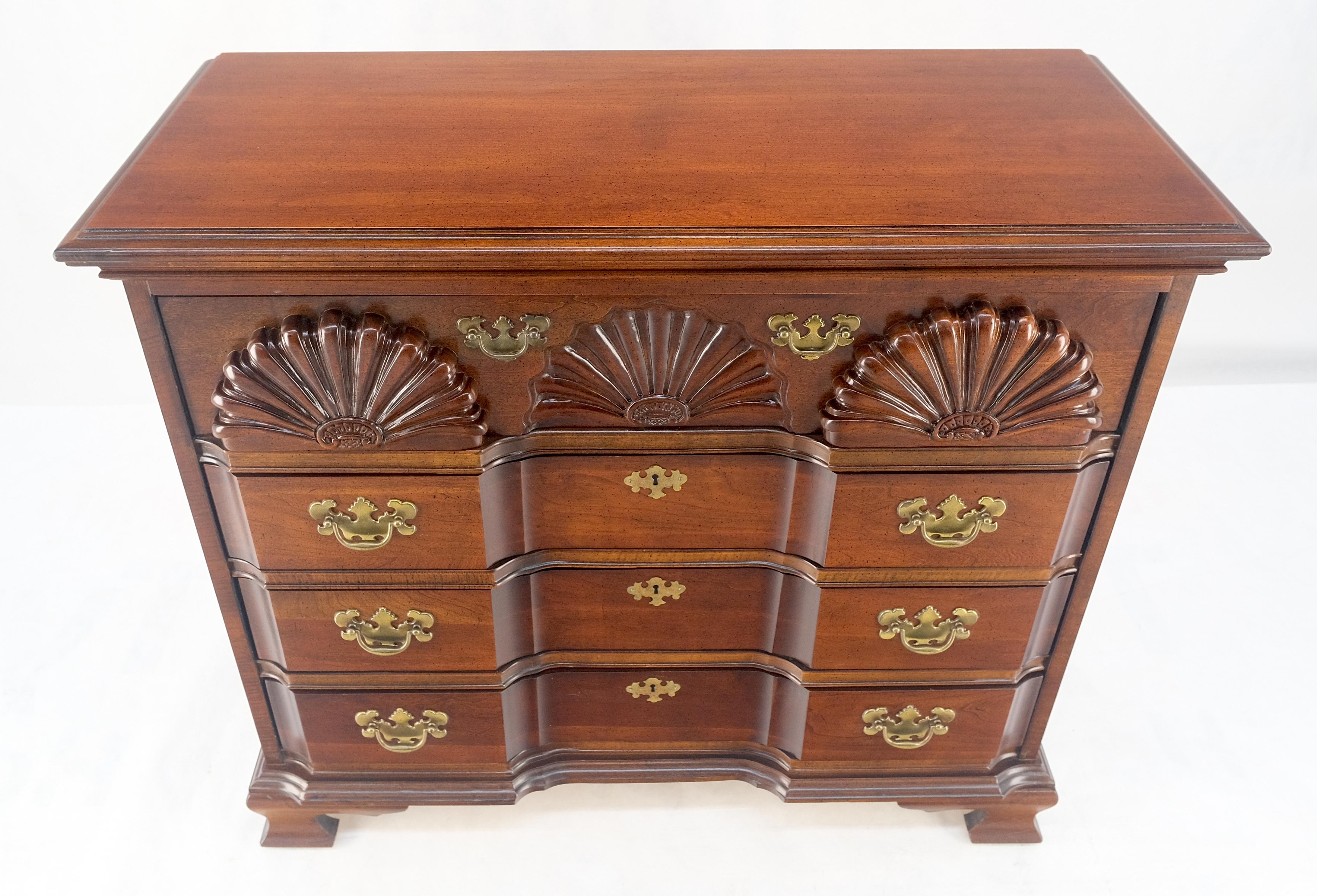 20ième siècle Façade en bloc Carved Decorated Scallops Bracket Feet Bachelor Chest Dresser MINT en vente