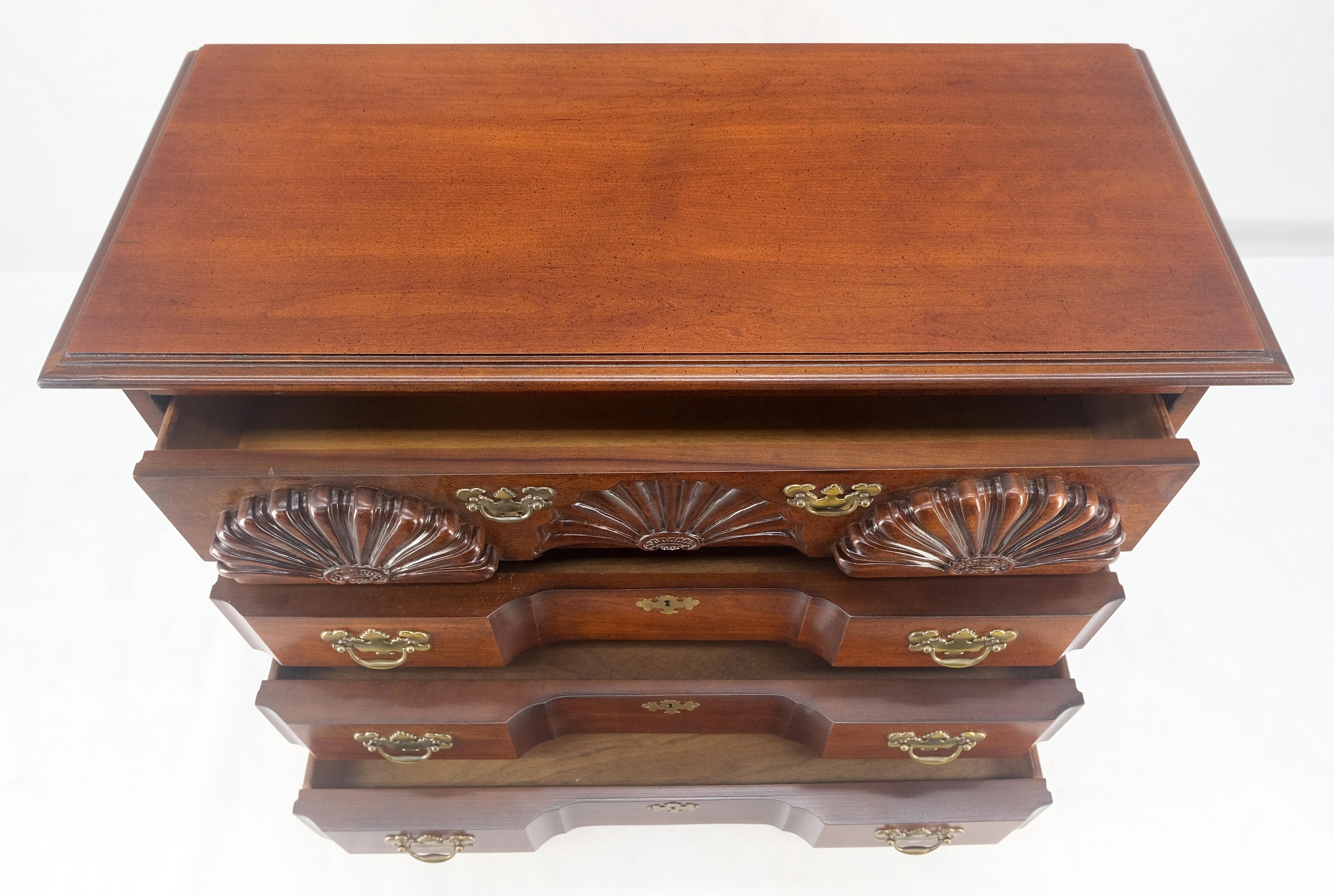 Acajou Façade en bloc Carved Decorated Scallops Bracket Feet Bachelor Chest Dresser MINT en vente