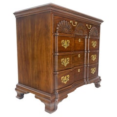 Block Front sculpté festons laiton poignées tombantes 4 tiroirs commode MINT !