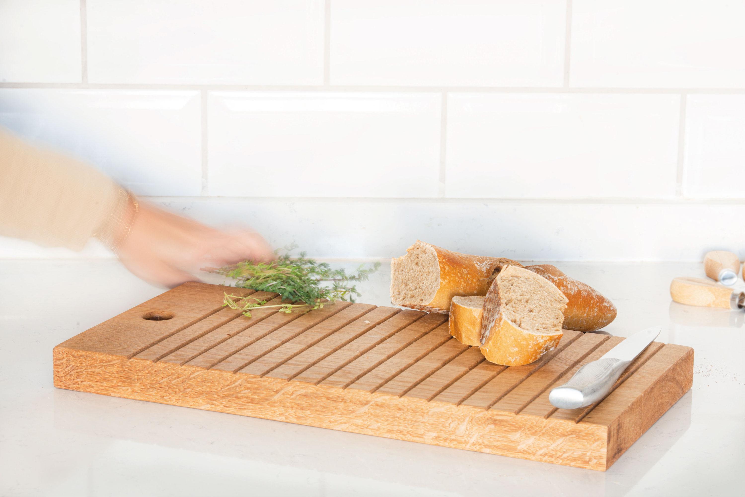 Das Block-Schneidebrett ist ein kulinarisches Werkzeug, das auf Präzision und Funktionalität ausgerichtet ist. Seine Oberfläche ist mit sorgfältig geätzten Linien verziert, die zum Schneiden von Lebensmitteln unterschiedlicher Größe dienen. Egal, ob