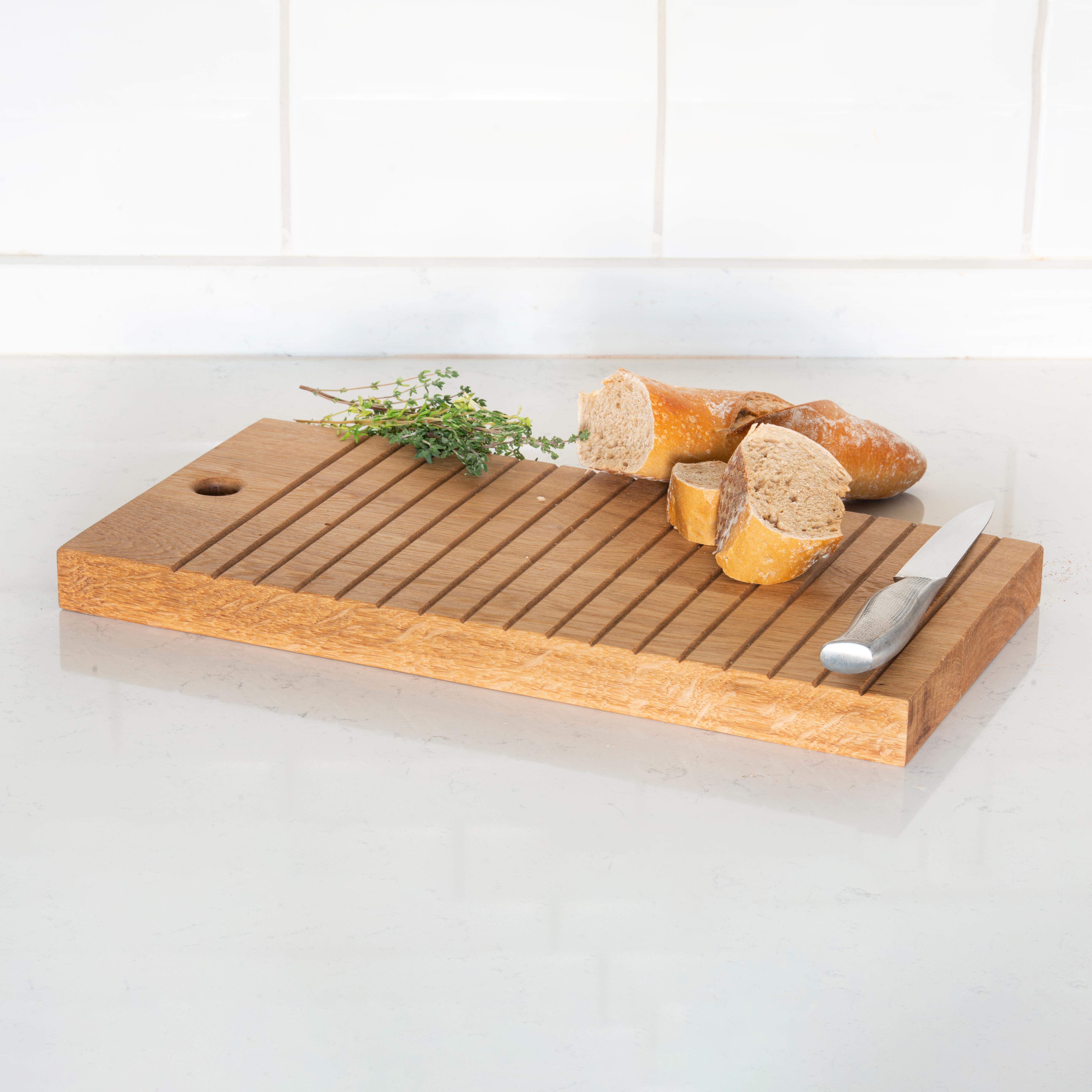 The Block slicing board is a culinary tool designed with precision and functionality in mind. Its surface is adorned with carefully etched lines that serve as guides for slicing foods of various sizes. Whether you're cutting through a loaf of crusty