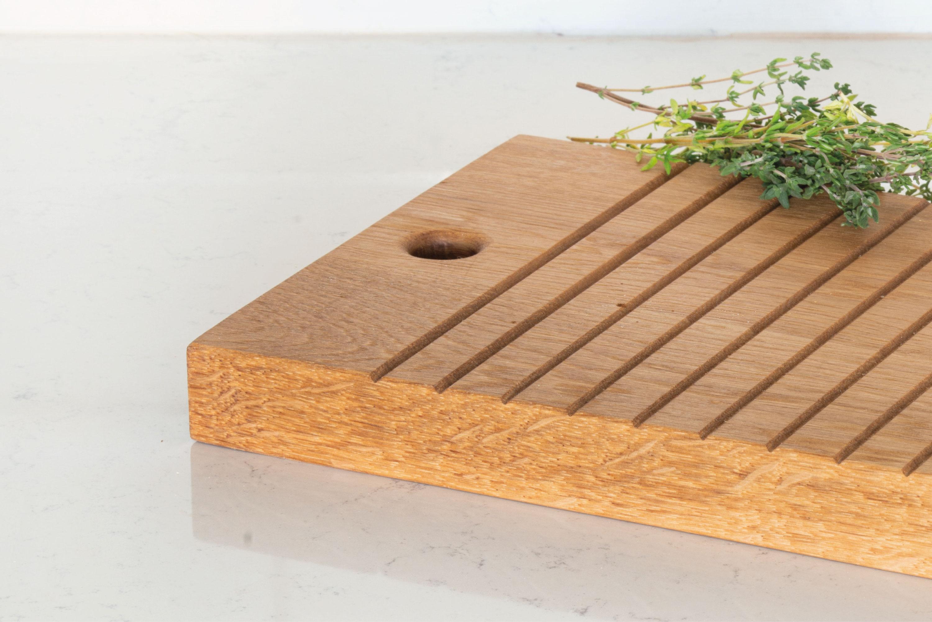 Block, handgefertigtes rechteckiges Schneidebrett aus massivem Eichenholz (Skandinavische Moderne) im Angebot