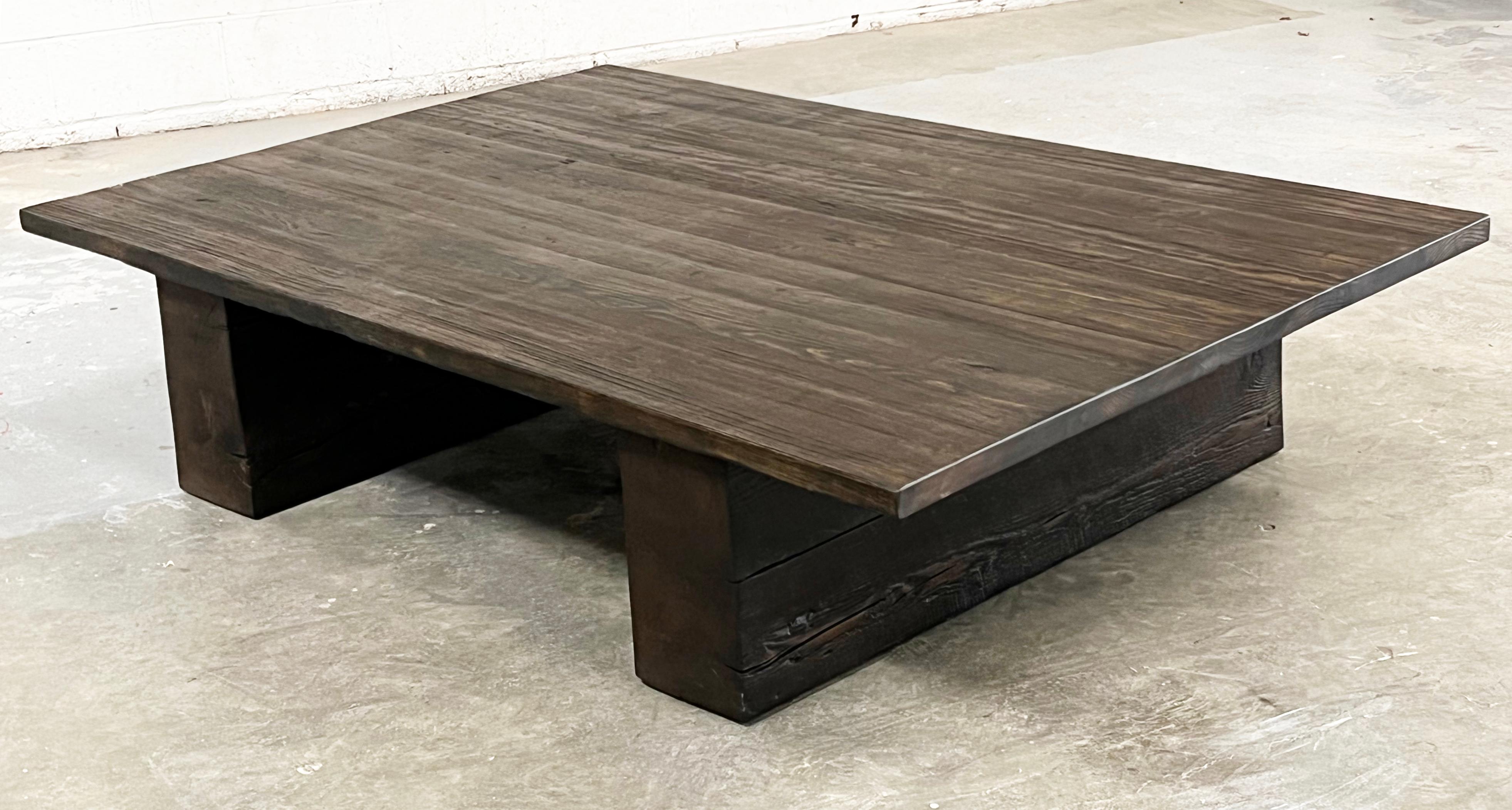 Cette table basse est vue ici en 72″ x 48″, mais peut être commandée dans n'importe quelle taille. Il est construit avec un plateau en chêne et la base est faite de blocs de pin récupérés. 

Chaque table est fabriquée à l'établi dans notre atelier