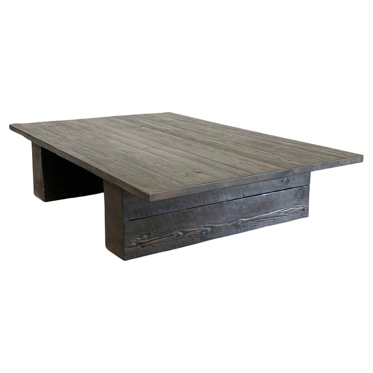 Table basse à pieds en bloc en chêne et pin de récupération En vente sur  1stDibs