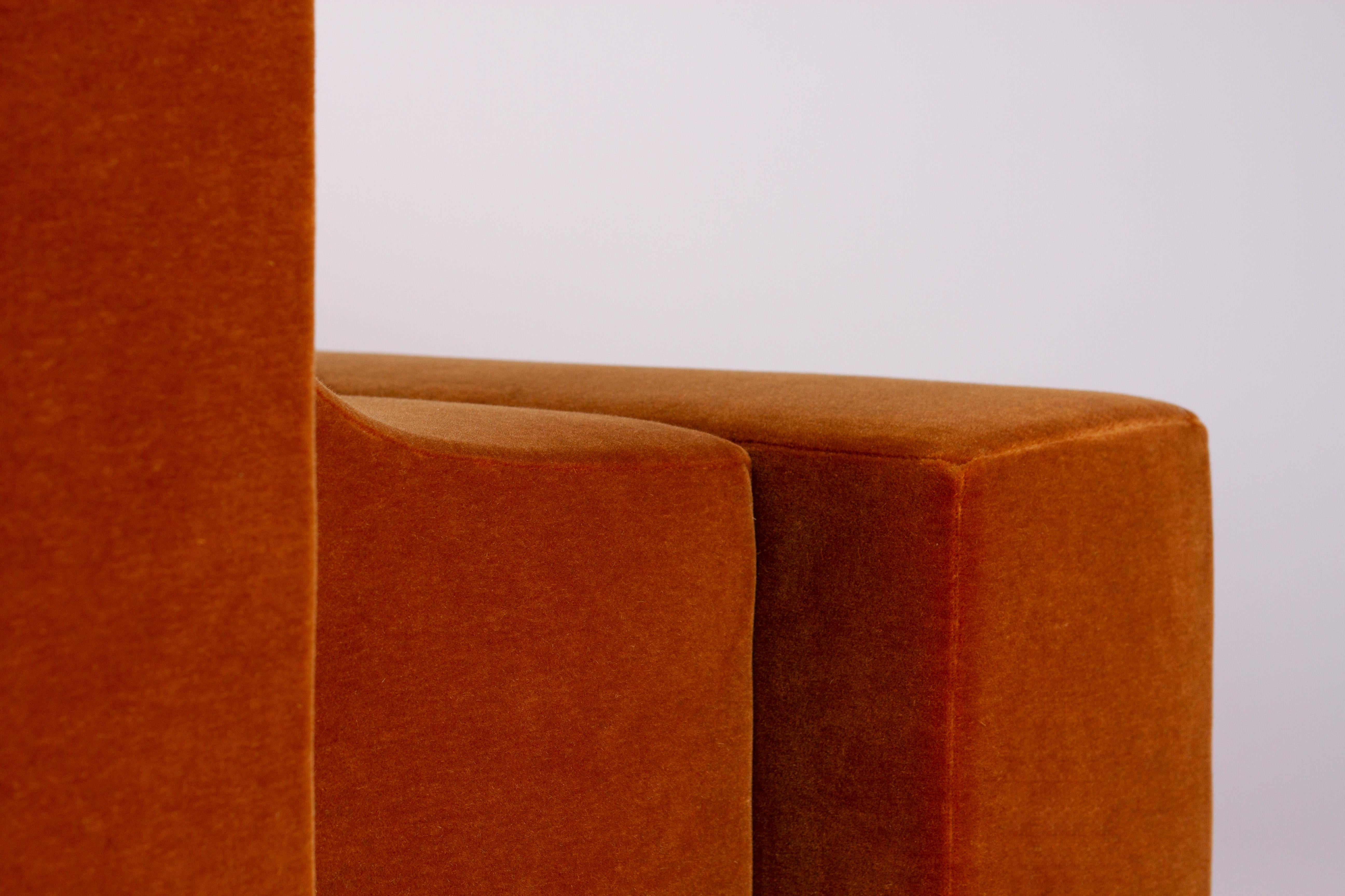 Tissu d'ameublement Chaise longue Block tapissée en mohair de velours Maharam par Estudio Persona en vente