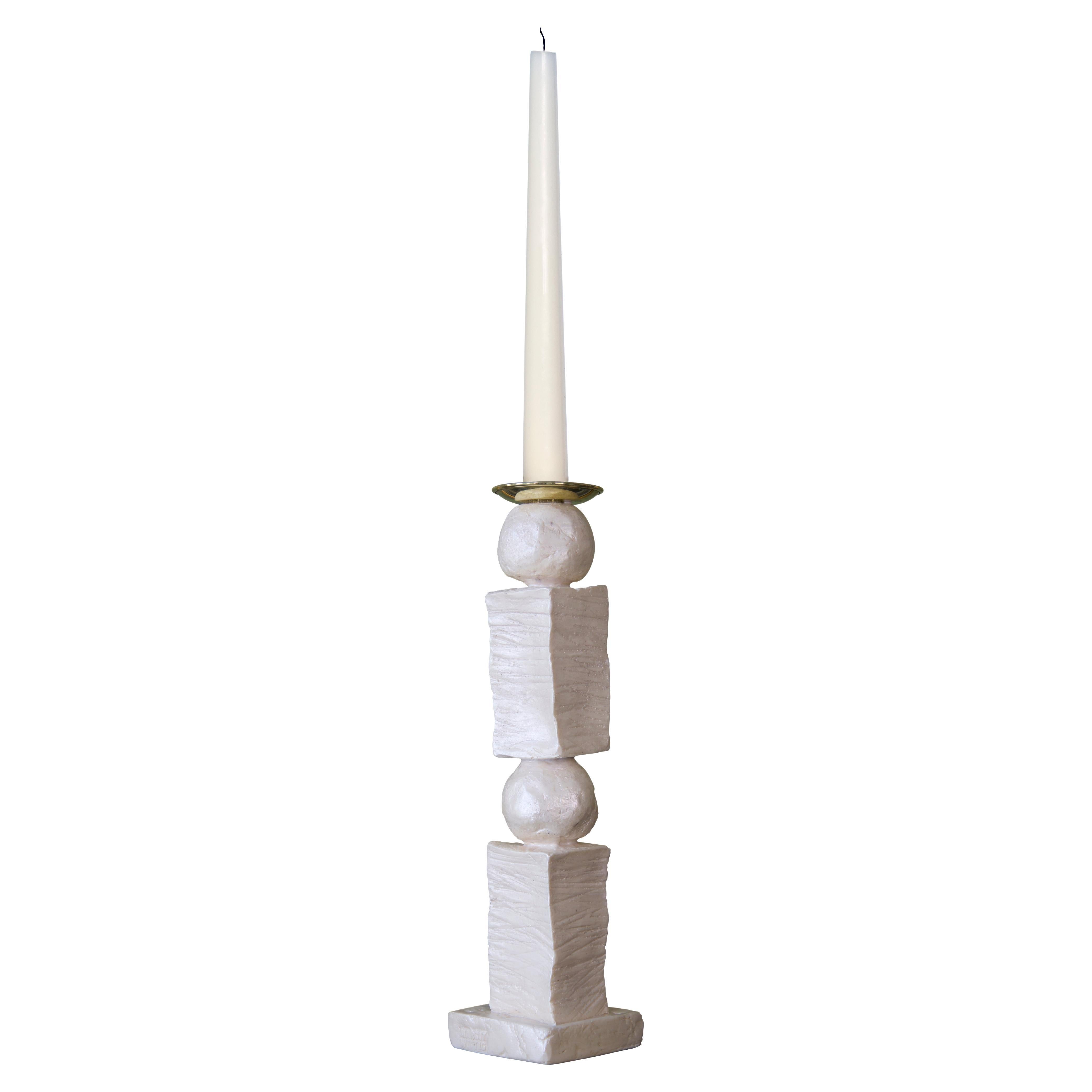Zeitgenössischer Kerzenständer in Weiß mit Block und Perle von Margit Wittig