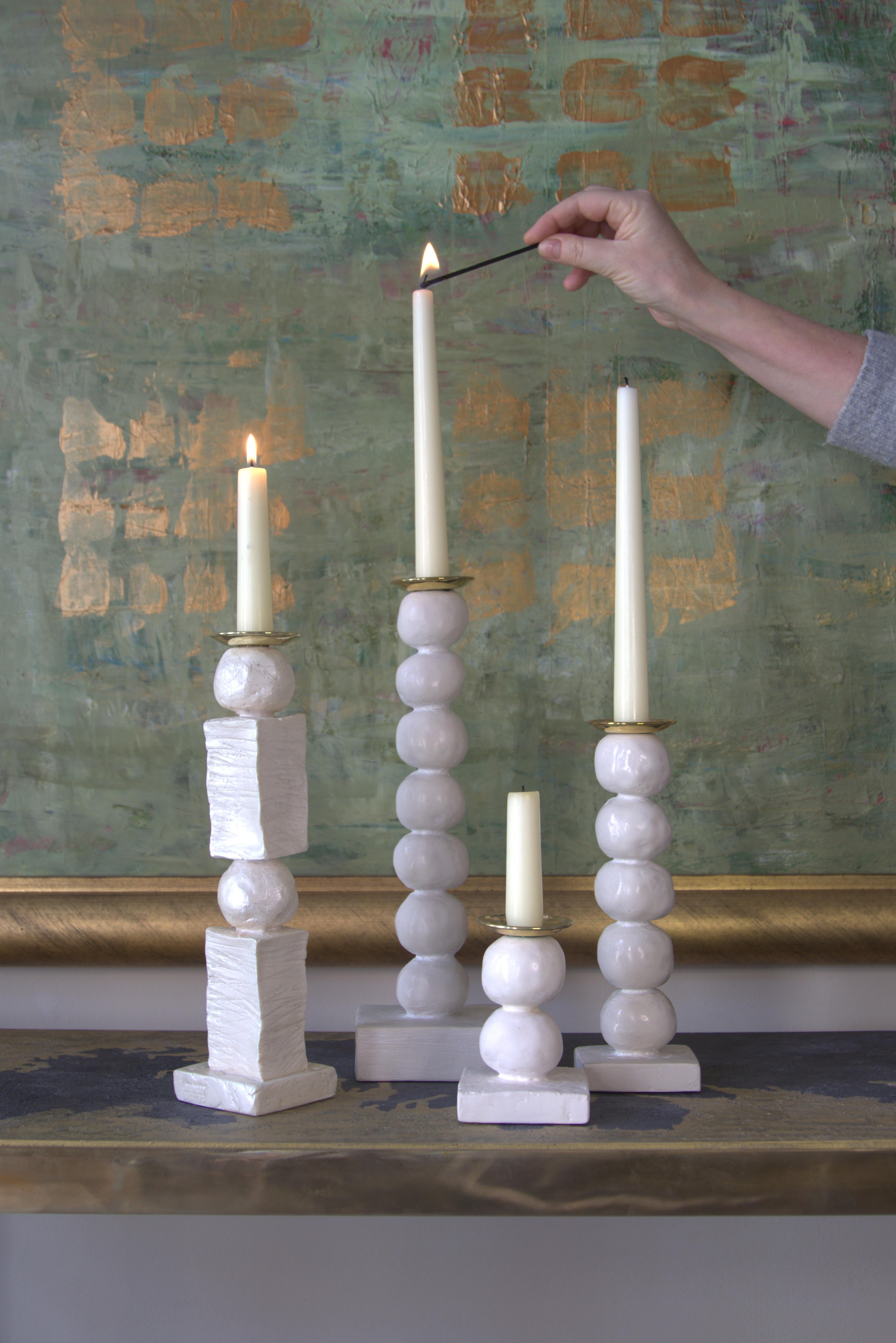 Zeitgenössisches weißes Kerzenständer-Set aus Block und Perlen von Margit Wittig (Messing) im Angebot