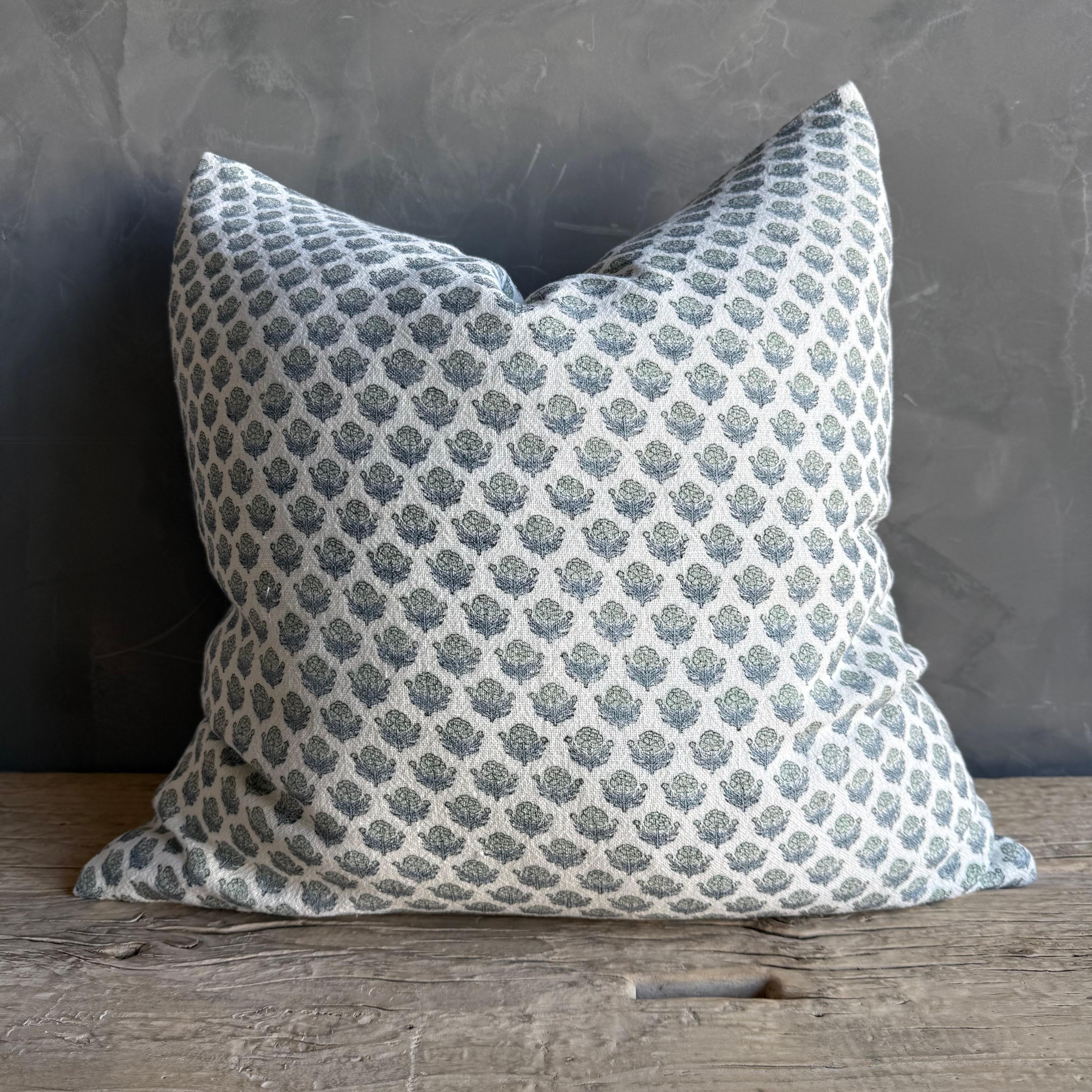 Oreillers d'appoint imprimés en bloc avec insert en plumes de duvet Neuf - En vente à Old Town Orange, CA