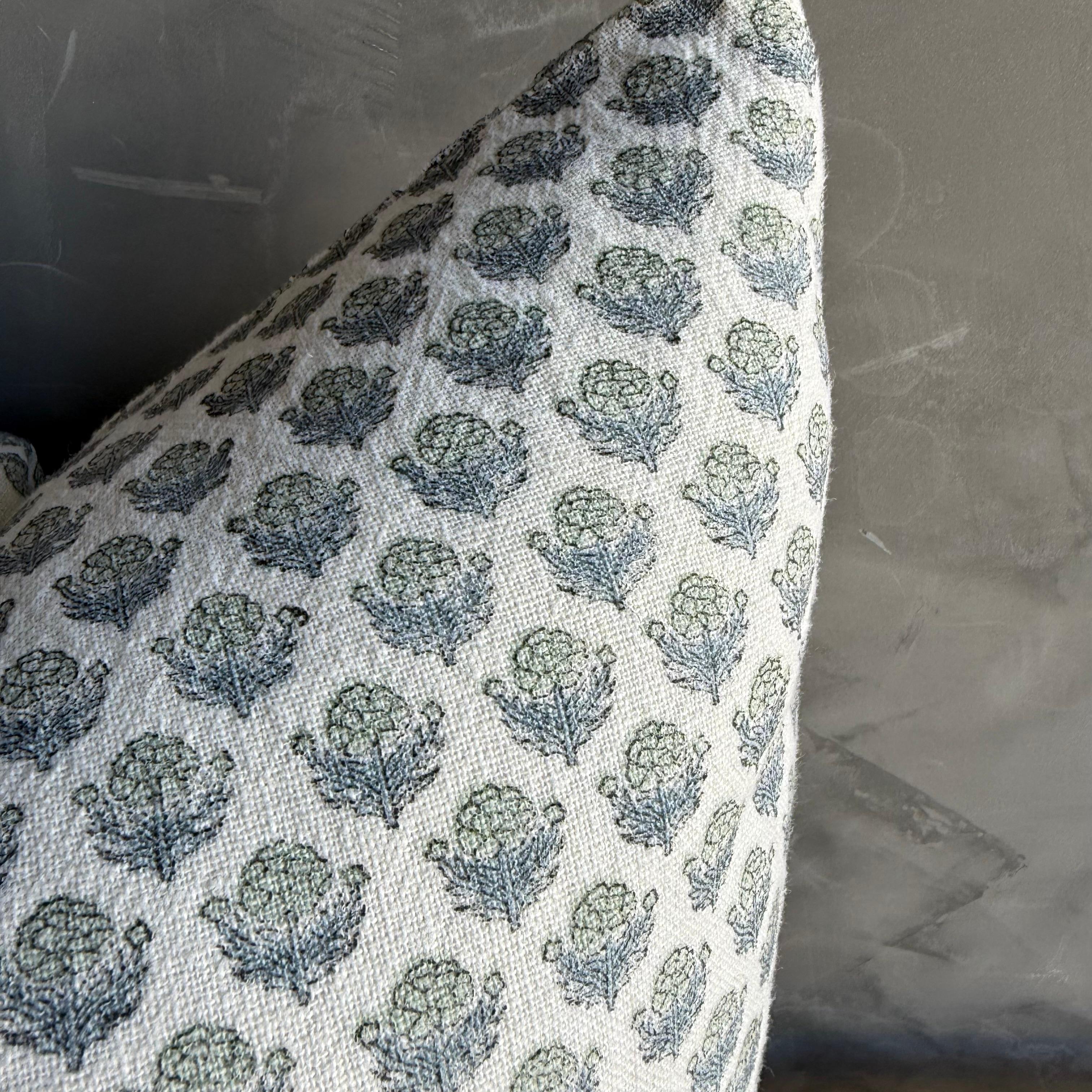 XXIe siècle et contemporain Oreillers d'appoint imprimés en bloc avec insert en plumes de duvet en vente