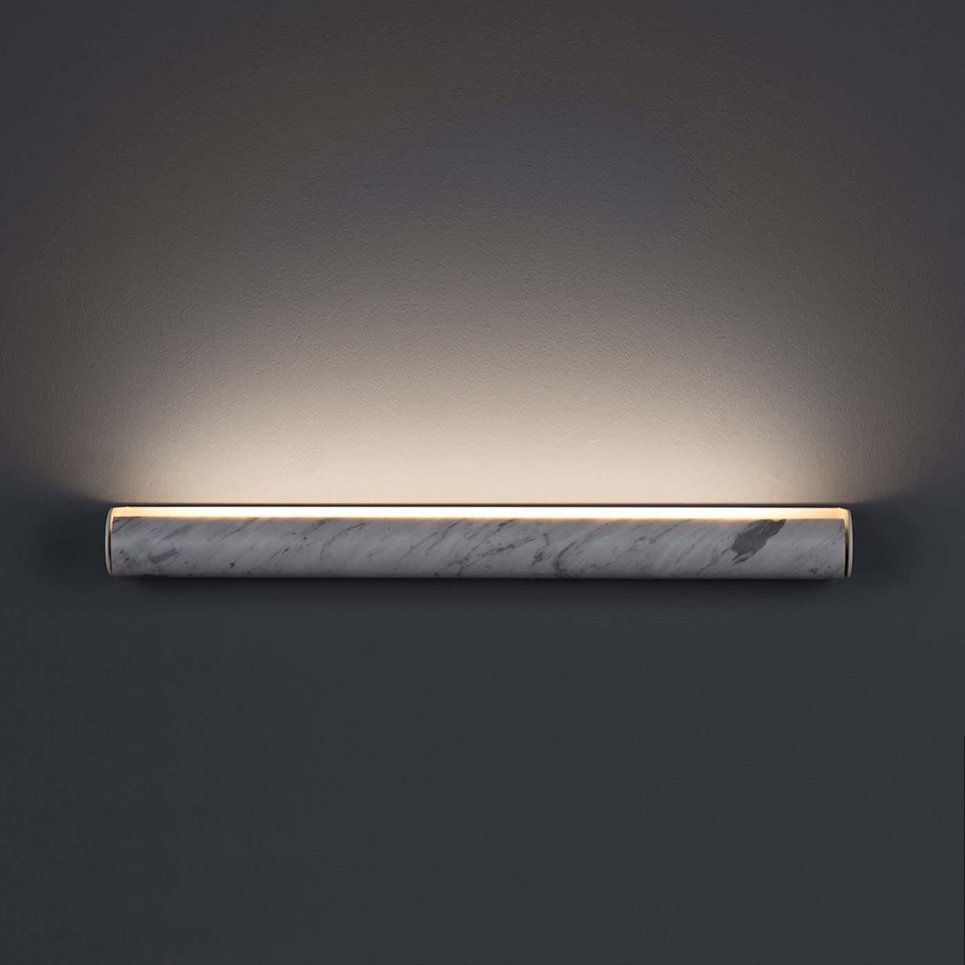 Il s'agit d'une lampe murale élégante et haut de gamme en marbre tourné. Entièrement conçu par Matteo Leorato, il est doté d'une source LED qui fournit un éclairage domestique et uniforme. Les composants métalliques utilisés pour l'installer sont