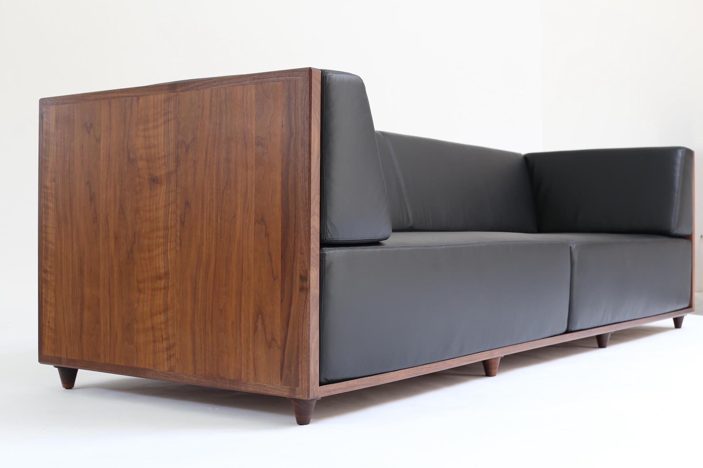 Moderne Canapé moderne à cadre en cuir noir et noyer de la série Block en vente