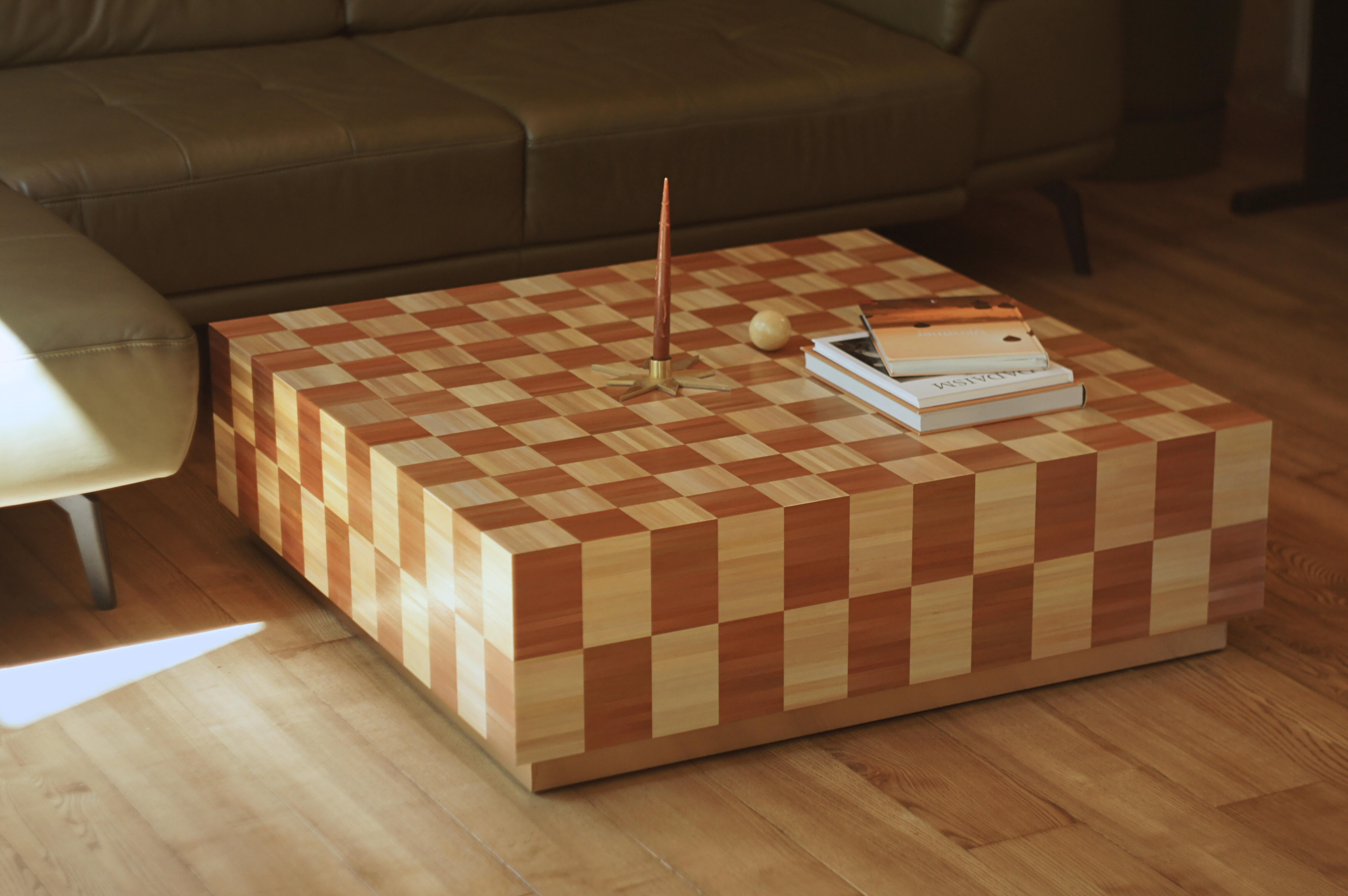 Block Side Coffee Table Checkerboard Inlay Handcrafted in Beige Straw Marquetry Artes y manualidades en venta