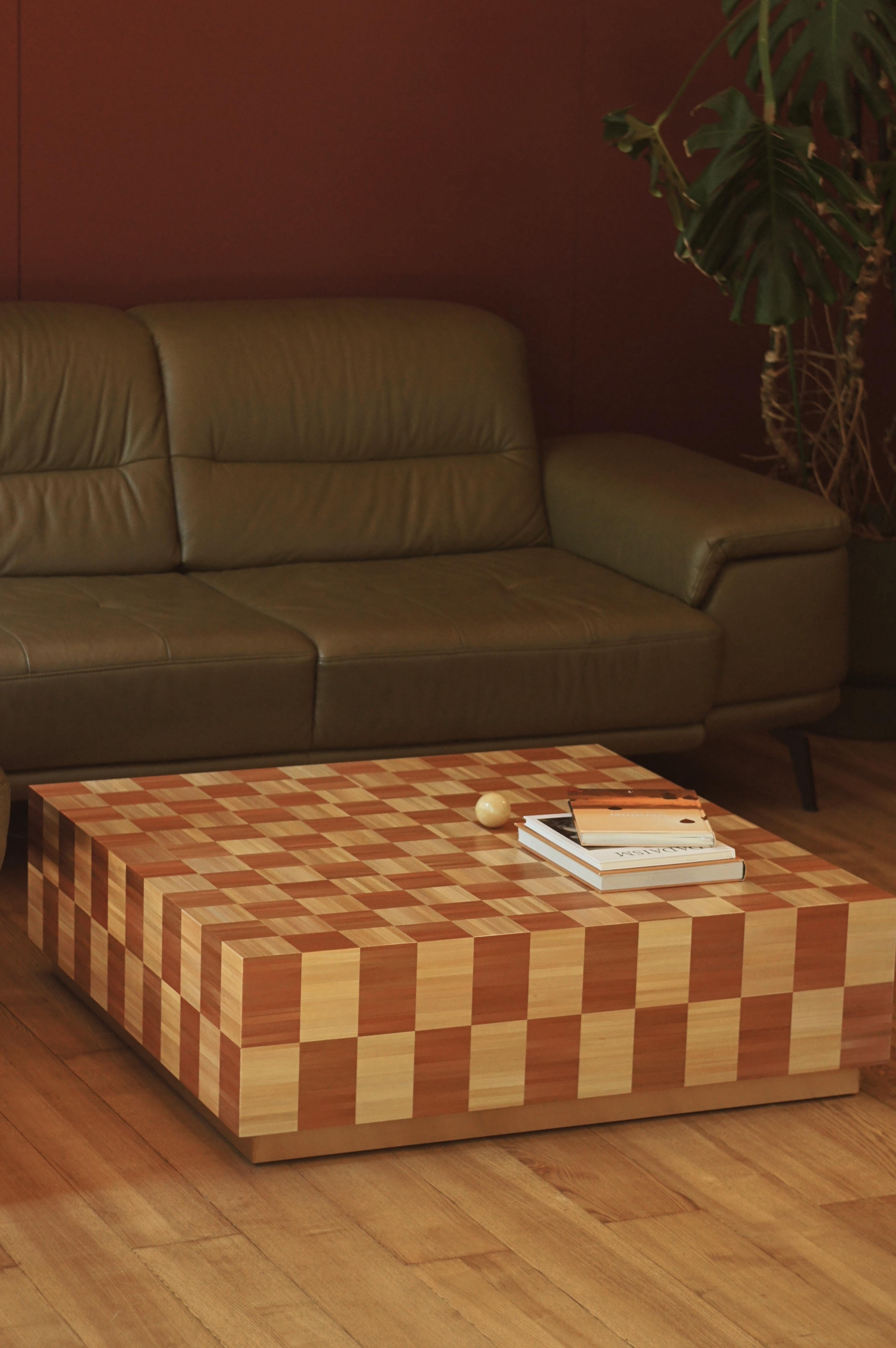 Block Side Coffee Table Checkerboard Inlay Handcrafted in Beige Straw Marquetry Incrustación en venta