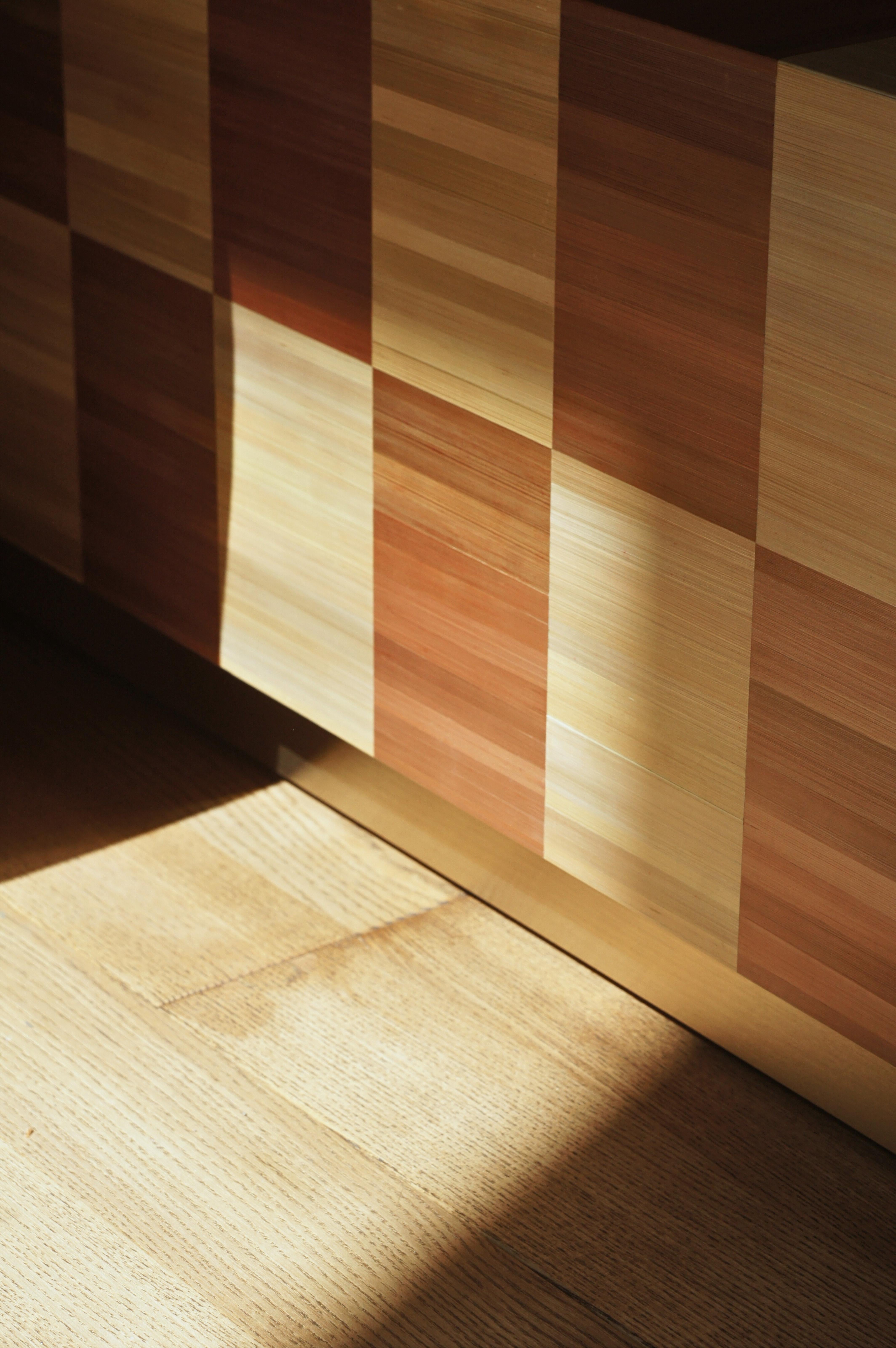 Block Side Coffee Table Checkerboard Inlay Handcrafted in Beige Straw Marquetry Paja en venta