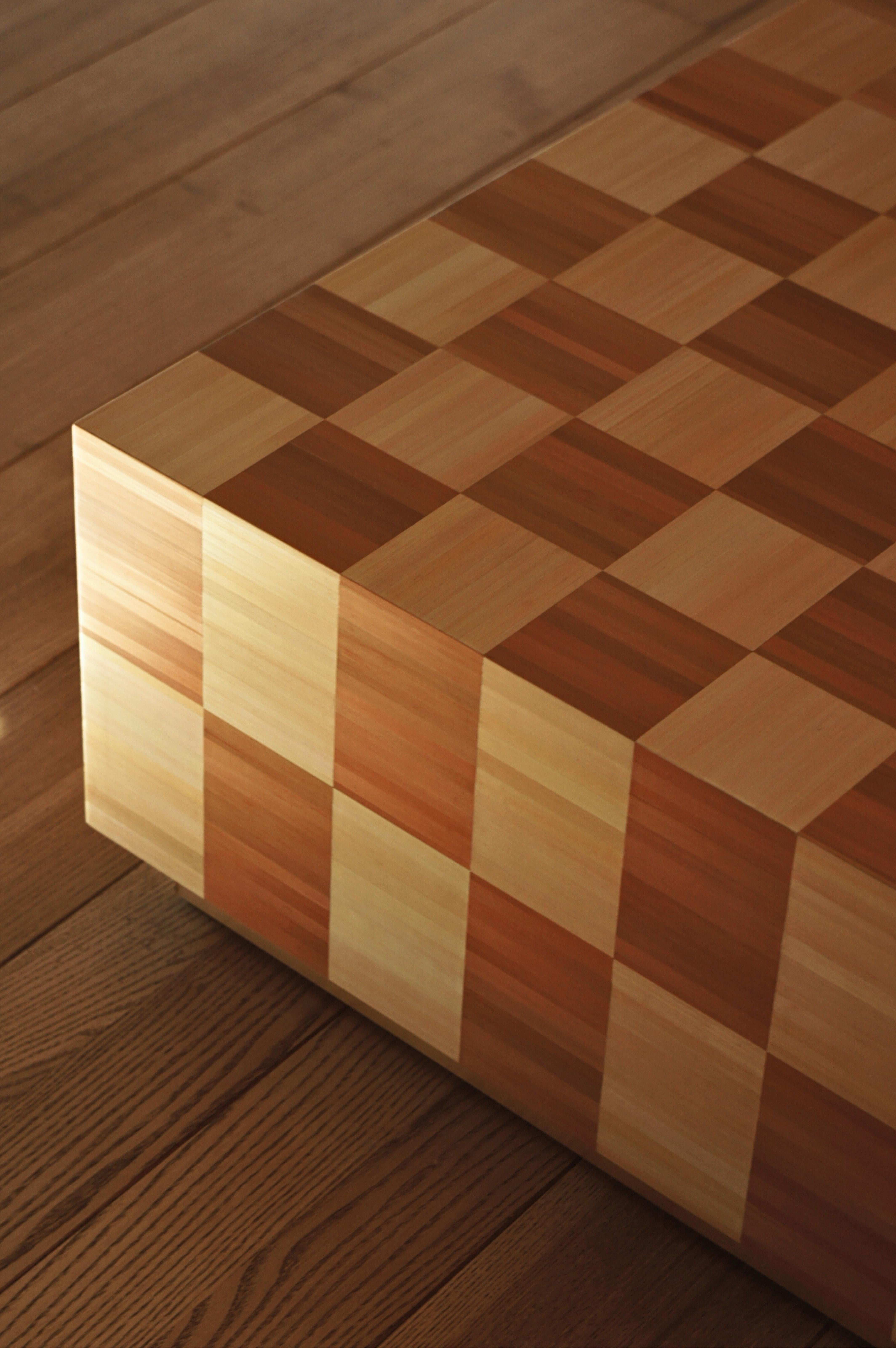 Block Side Coffee Table Checkerboard Inlay Handcrafted in Beige Straw Marquetry en venta 1
