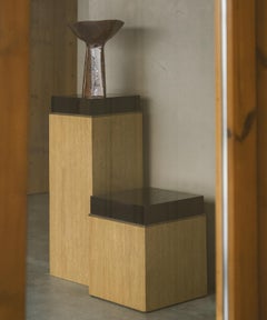 Table d'appoint carrée Block, chêne chaulé naturel et bois laqué noir, détails en laiton