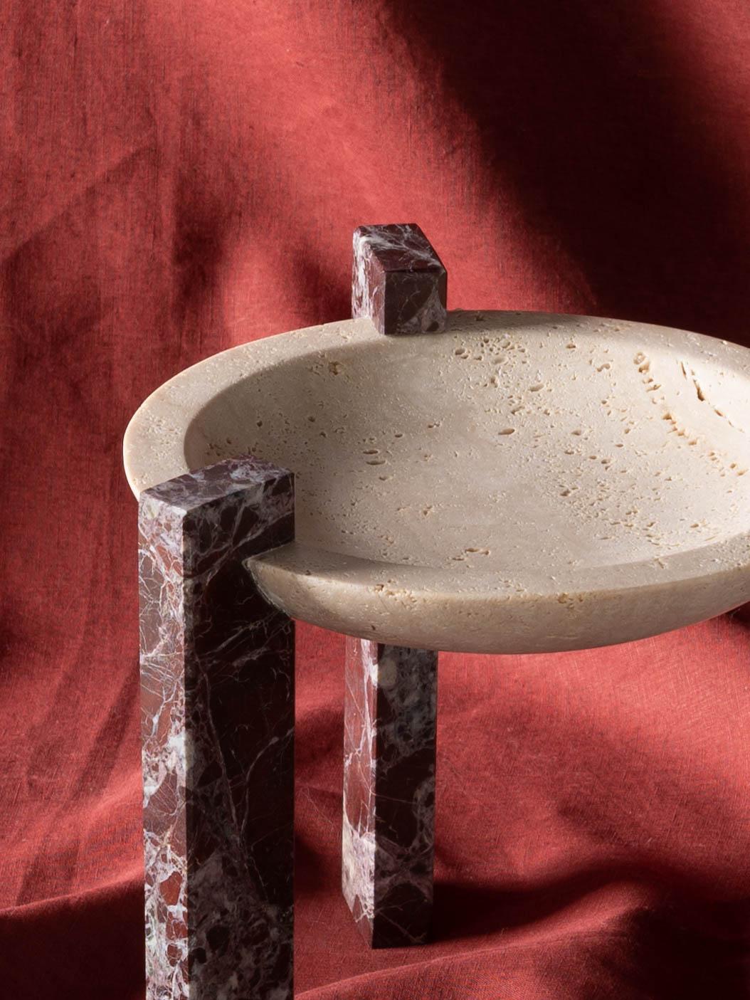 Centro de mesa alto de travertino de Studionudo
Pieza única.
Dimensiones: Ø 26 x H 16 cm.
Materiales: Travertino y mármol Rosso Lepanto.

Hay disponibles diferentes materiales y tamaños. Los precios pueden variar. Póngase en contacto con