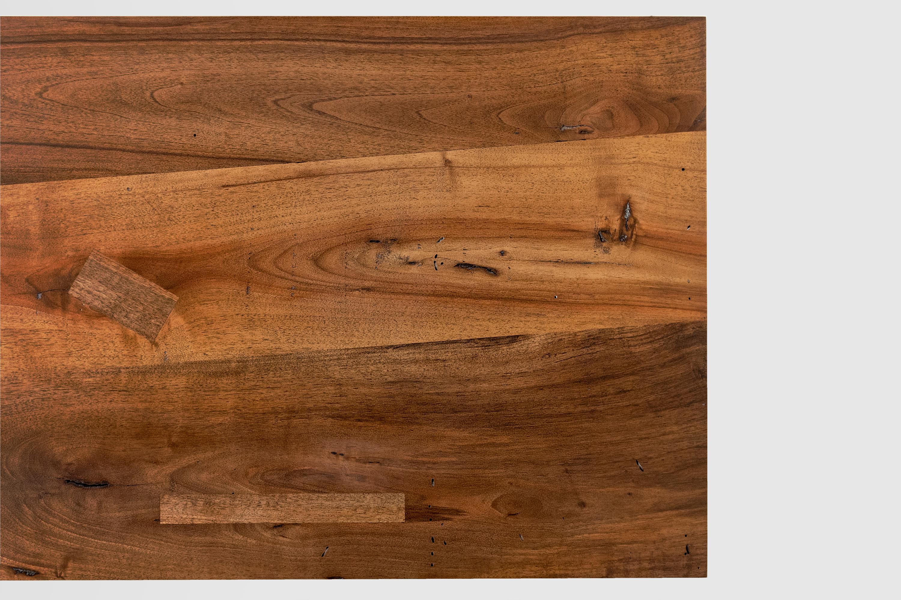Die Tischplatte ist aus massivem Nussbaumholz gefertigt. Die Beine sind aus verkohltem Zedernholz gefertigt. Unsere Verkohlungsmethode ist eine Wiederbelebung der alten japanischen Technik shou sugi ban. Der Tisch gibt Ihnen durch sein geometrisches