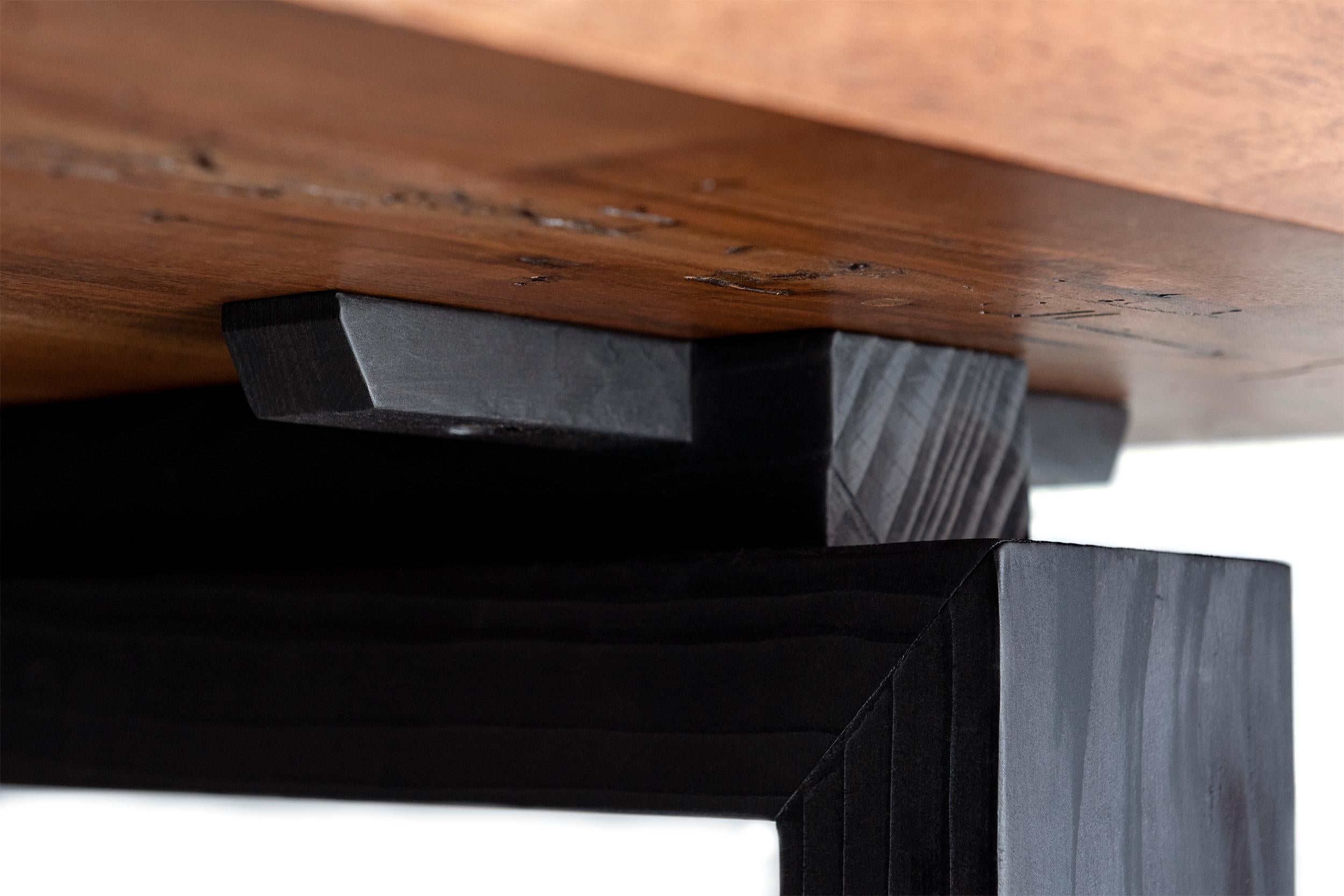 Block-Tisch aus massivem Nussbaumholz und gekohltem Zedernholz von Studio F im Zustand „Neu“ im Angebot in Torino, IT