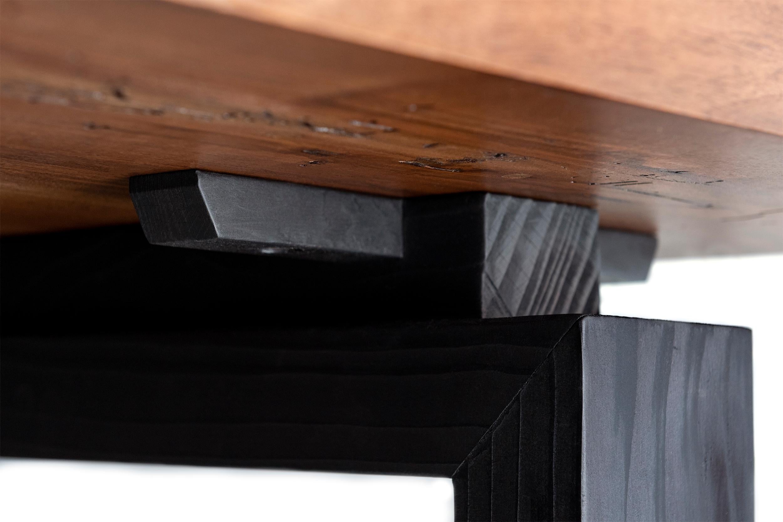 Table Block en noyer massif et bois de cèdre calciné de Studio F Neuf - En vente à Torino, IT