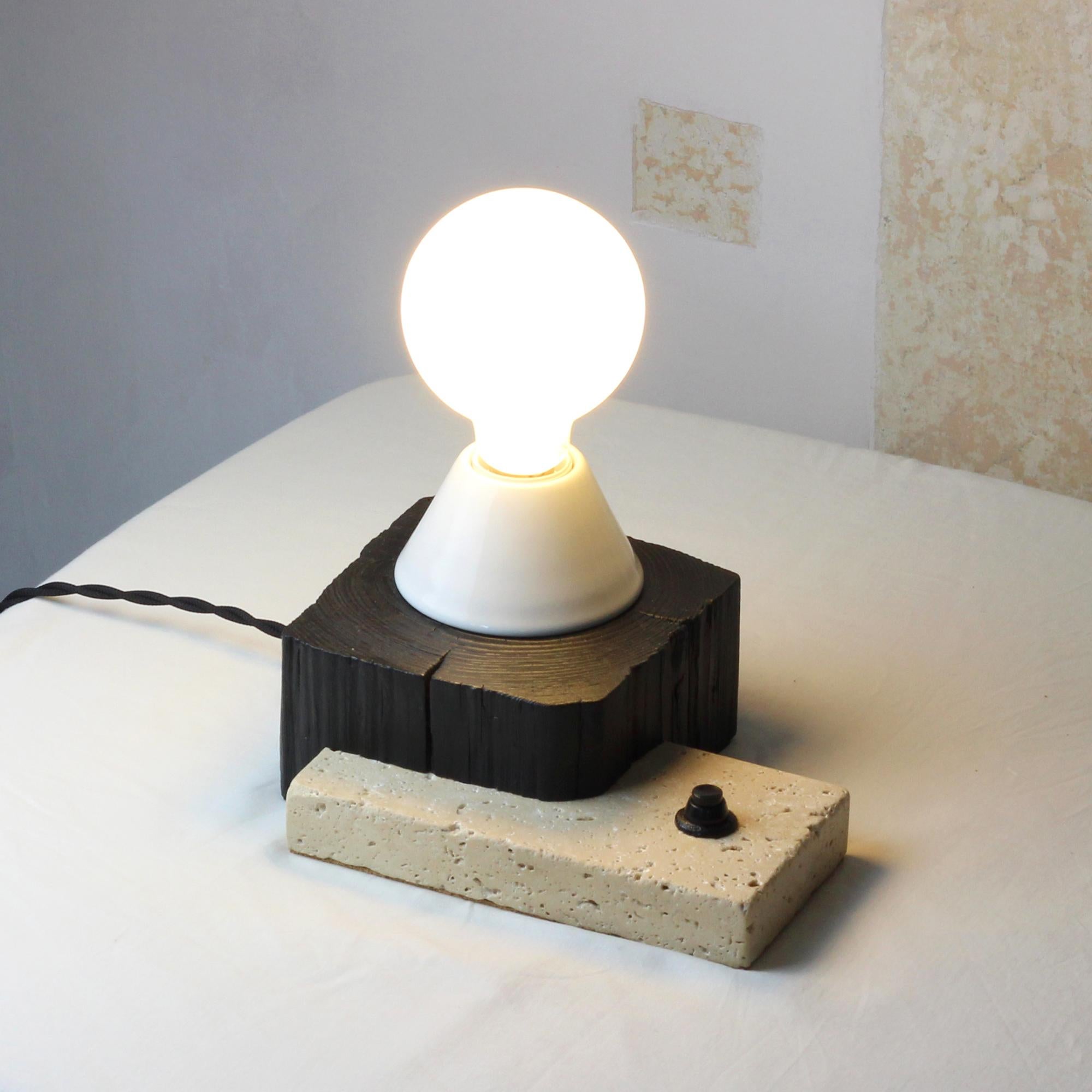 Lampe de table Block de Gabor Gobi
Pièce unique.
Dimensions : D 18 x L 23 x H 24 cm.
MATERIAL : Bois de pin, céramique et pierre calcaire.

Fabriquée avec un art particulier, cette lampe de table est la fusion d'une poutre en bois réutilisée, d'un